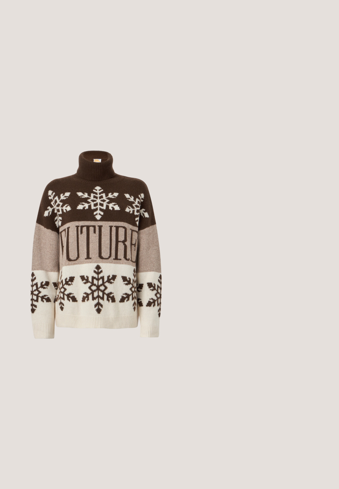 Pull à col roulé marron avec un graphisme "FUTURE", des motifs flocons de neige, et des rayures horizontales beige clair contrastantes. Texture en maille douce.; T-shirt graphique en coton gris foncé présentant une impression colorée d'un visage de femme avec des lèvres bleues et un cœur bleu, col rond et manches courtes.; Un pantalon beige clair au design ajusté, comportant un fermoir à l'avant, un tissu lisse, une coupe droite et sans motifs ni accents visibles.; La chaussure présente un mélange de matériaux rose pâle et beige, des accents texturés, une semelle blanche épaisse et un logo discret pailleté sur le côté.; Sac cabas marron Michael Kors avec motif répétitif du logo MK, deux bandoulières réglables en cuir marron et un pendentif rond avec le logo MK.; Boucles d'oreilles en métal doré présentant un design circulaire avec deux sphères, l'une plus grande et texturée, et une petite boule polie en haut.