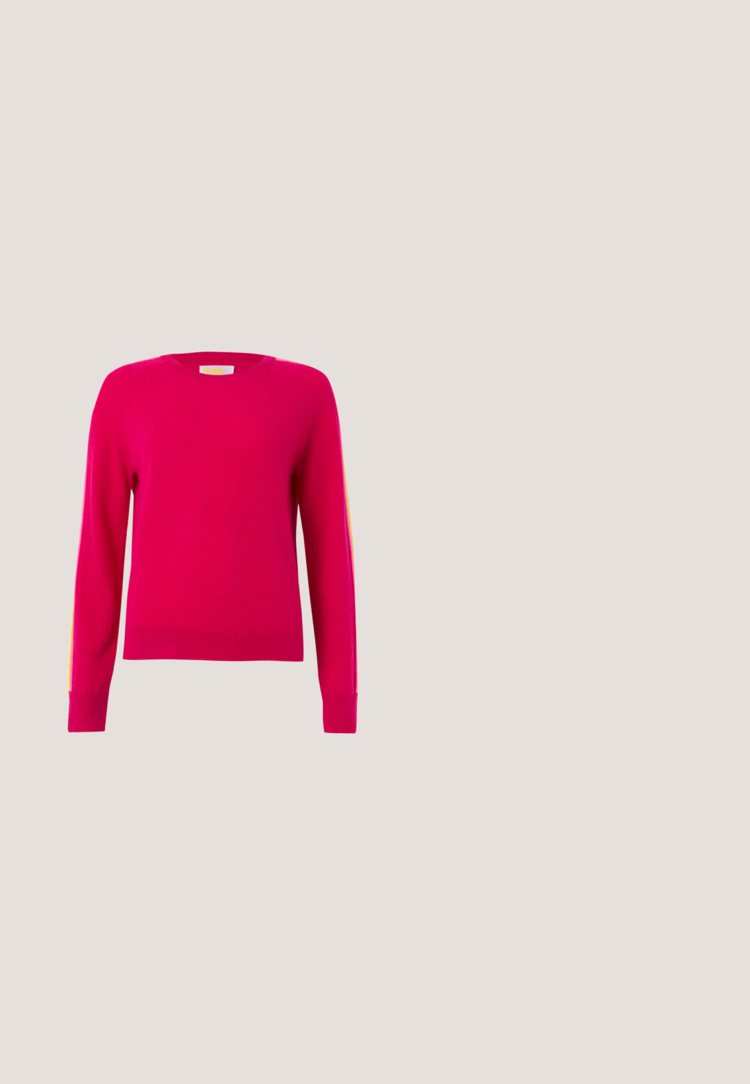 Pull rose vif à manches longues avec col rond, poignets et ourlet côtelés, présenté sur un fond gris clair uni.; T-shirt rose manches courtes col rond avec un design uni sur un fond gris clair.; Pantalons à jambe large en velours côtelé vert foncé, dotés d'une fermeture à bouton et de poches latérales inclinées avec un motif texturé à côtes.; Chaussure plate en cuir noir avec bout pointu et bride latérale à boucle. Texture lisse, design minimaliste, profil bas. Convient pour une tenue décontractée.; Sac bandoulière avec motifs ovales colorés sur fond sombre, poche avant zippée et bandoulière réglable, marqué "STINE GOYA" en lettres dorées.; Boucles d'oreilles créoles en or avec pendentifs en forme de pierres précieuses rectangulaires violet clair reposant sur une surface blanche.
