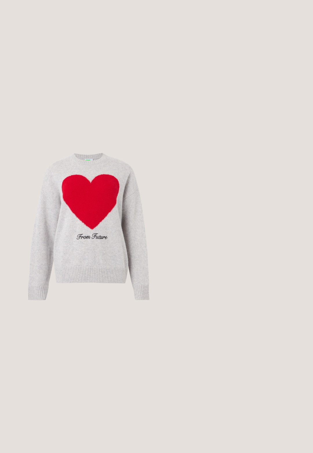 Jersey de punto gris claro con un gran corazón rojo en el pecho y la frase "From Future" escrita debajo en cursiva negra.; Chaqueta de mezclilla gris oscuro con botones, dos grandes bolsillos delanteros y cuello clásico, mostrada extendida sobre un fondo blanco.; Pantalones cortos vaqueros gris lavado con cintura alta, dobladillos desflecados, bolsillos delanteros, trabillas para cinturón, cierre con botón y cremallera.; Zapato plano negro adornado con tachuelas plateadas, con una correa que tiene una hebilla. El zapato tiene una puntera puntiaguda y un tacón bajo.; Bolso bandolera negro de cuero granuloso con cierre de solapa, detalle de cinturón con hebilla plateada y correa de hombro ajustable sobre fondo liso.; Pendientes de metal plata con un diseño en espiral, que presentan superficies lisas y un acabado pulido, asegurados con un cierre de mariposa.