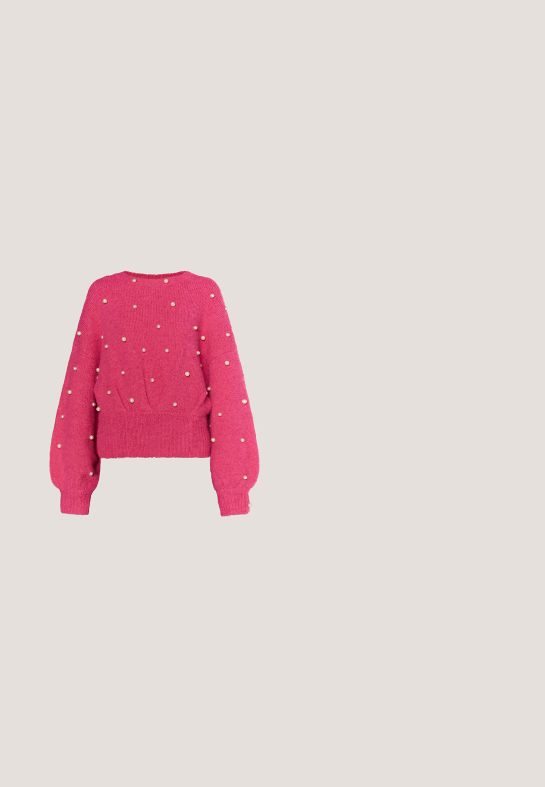 Fuzzy lyserød sweater med rund halsudskæring og lange, ballonærmer, prydet med dekorative perle accenter hele vejen igennem.; Kortærmet t-shirt i pink og hvidt blomsterprint, med rund halsudskæring og afslappet pasform. Letvægtsstof med medium tekstur.; Lyseblå skinny jeans med et klassisk fem-lomme design, knap- og lynlåslukning samt slidt tekstur på stoffet.; Hvid og lyserød lavtop sneaker med tyk sål, snørelukning foran, trækflapper ved hæl og tunge og en dekorativ side-rem detalje.; Lille lyserød håndtaske med to håndtag, frontlynlåslomme og dekorative stropper med metalringe på hvid baggrund.; Guldøreringe med en lodret række af klare rektangulære sten, hvor hver har tre gennemsigtige, teksturerede, bladblåsformede vedhæng hængende nedenfor.