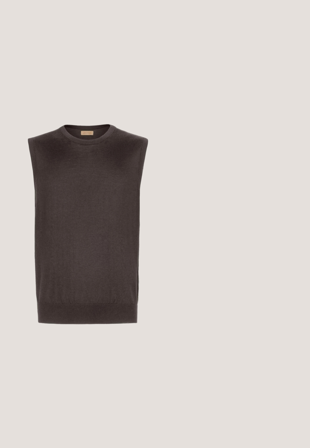 Sømløs mørkebrun pullover lavet af blødt strikkemateriale. Har en rund halsudskæring og ribbet kant forneden med en glat tekstur.; Mørkebrun langærmet skjorte med klassisk krave, frontlukning med knapper og afrundet sænkning. Fremstillet af et blødt, struktureret stof.; Mørkebrune bukser med lige ben, bæltestropper, knaplukning og to frontlommer med plissering.; Brun tekstil sko med houndstooth-mønster, læderdetaljer og snørebåndsdesign. Tykk, tekstureret sål giver støtte og stabilitet.; Rektangulære solbriller med mørkebrune linser og blanke sorte gennemsigtige stel med små sølv accenter på stængerne.; Brun læder rejsetaske med robuste håndtag, en aftagelig skulderrem og en glat tekstur. Har lynlåslukning og rektangulær form.