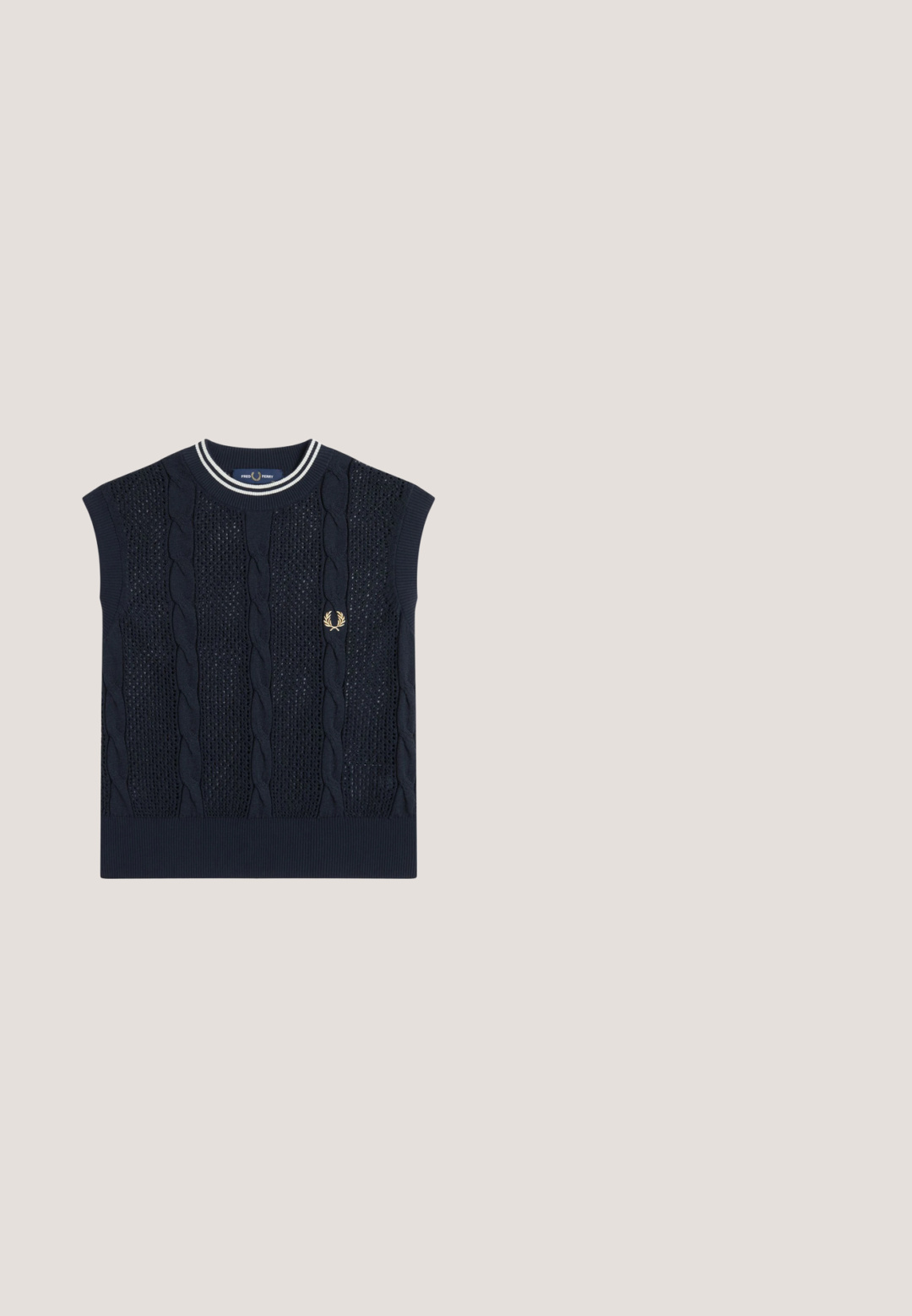 Gilet sans manches en maille bleu marine avec motifs torsadés, ourlet côtelé, encolure ronde rayée et petit logo laurier doré brodé sur la poitrine.; Cardigan en crochet bleu marine à manches courtes avec col en denim et boutonnage devant, présentant des motifs ajourés floraux et géométriques.; Shorts en crochet bleu marine avec une ceinture en jean et un motif à grille ouverte, disposés à plat sur un fond blanc.; Chaussure femme à petit talon bloc avec tissu noir à pois, bordure en vernis noir, bout arrondi et bride de cheville ajustable avec boucle.; Sac cabas rectangulaire bleu foncé avec poignées courtes et bords effilochés sur les côtés, avec un nom de marque discrètement embossé sur le devant.; Bracelet réglable en cordon noir avec perles blanches et jaunes alternées, un charm fleur doré et une petite plaque rectangulaire dorée.