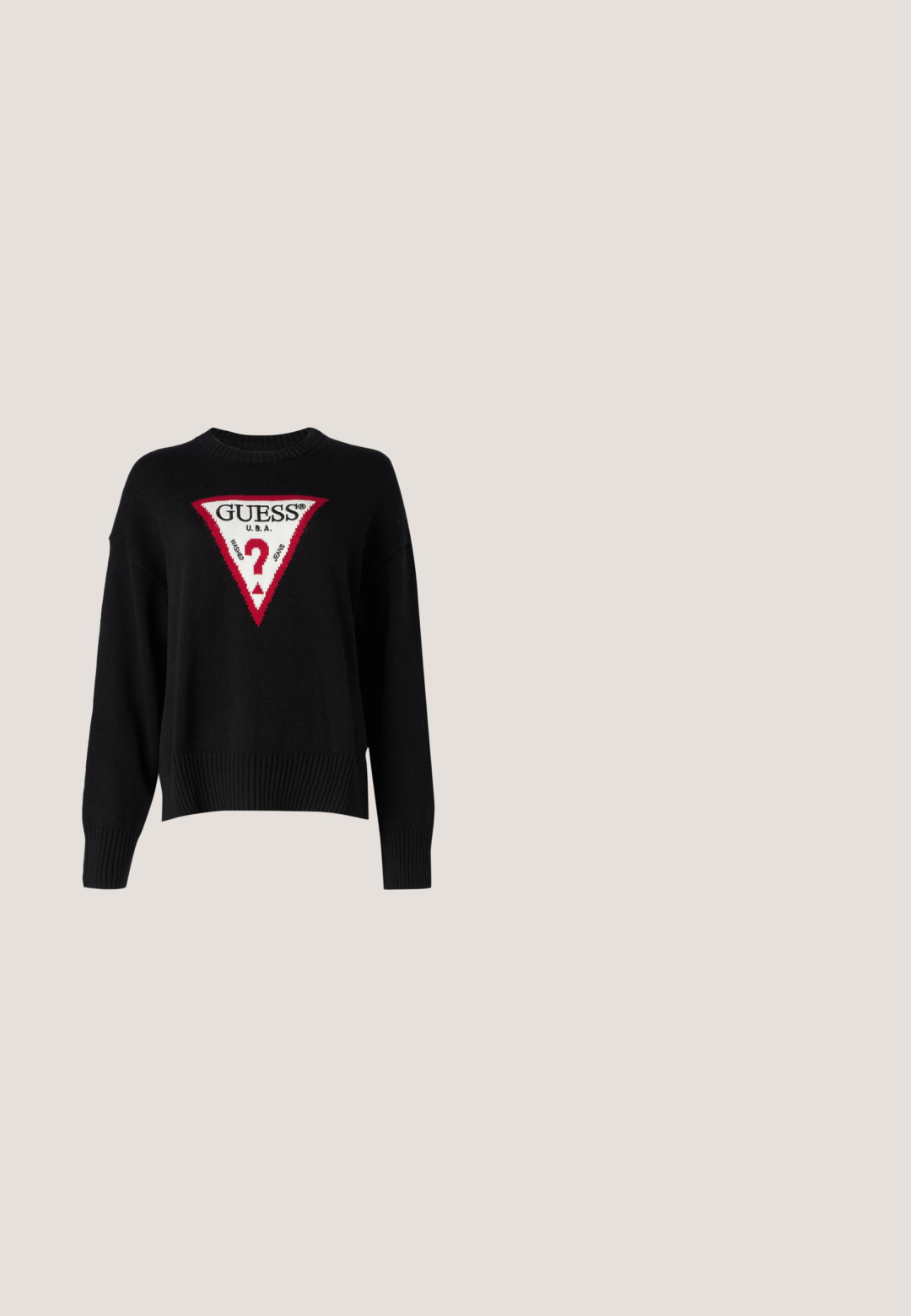 Guess Jeans BIG TRIANGLE - Striktrøje - jet black; Mørkeblå denim jeans med lige ben, fem-lomme stil og diskret slidmærker foran for ekstra tekstur.; Sorte læder loafers med rund tå, syede detaljer, guldfarvet hardware og en lav tekstureret gummisål. Glat, elegant finish.; Sorte solbriller med en stor firkantet stel og graduerede linser. Har en subtil logo detaljer på den ydre side af stangen.; Sort stof håndtaske med en buet form, knyttet hank, fremtrædende guldlogo detalje og lynlåslukning. Glat tekstur og minimalistisk design.; Guld hjerteformede øreringe med en poleret finish, præget "GUESS"-logo og glat tekstur. Enkel design, velegnet til forskellige anledninger.