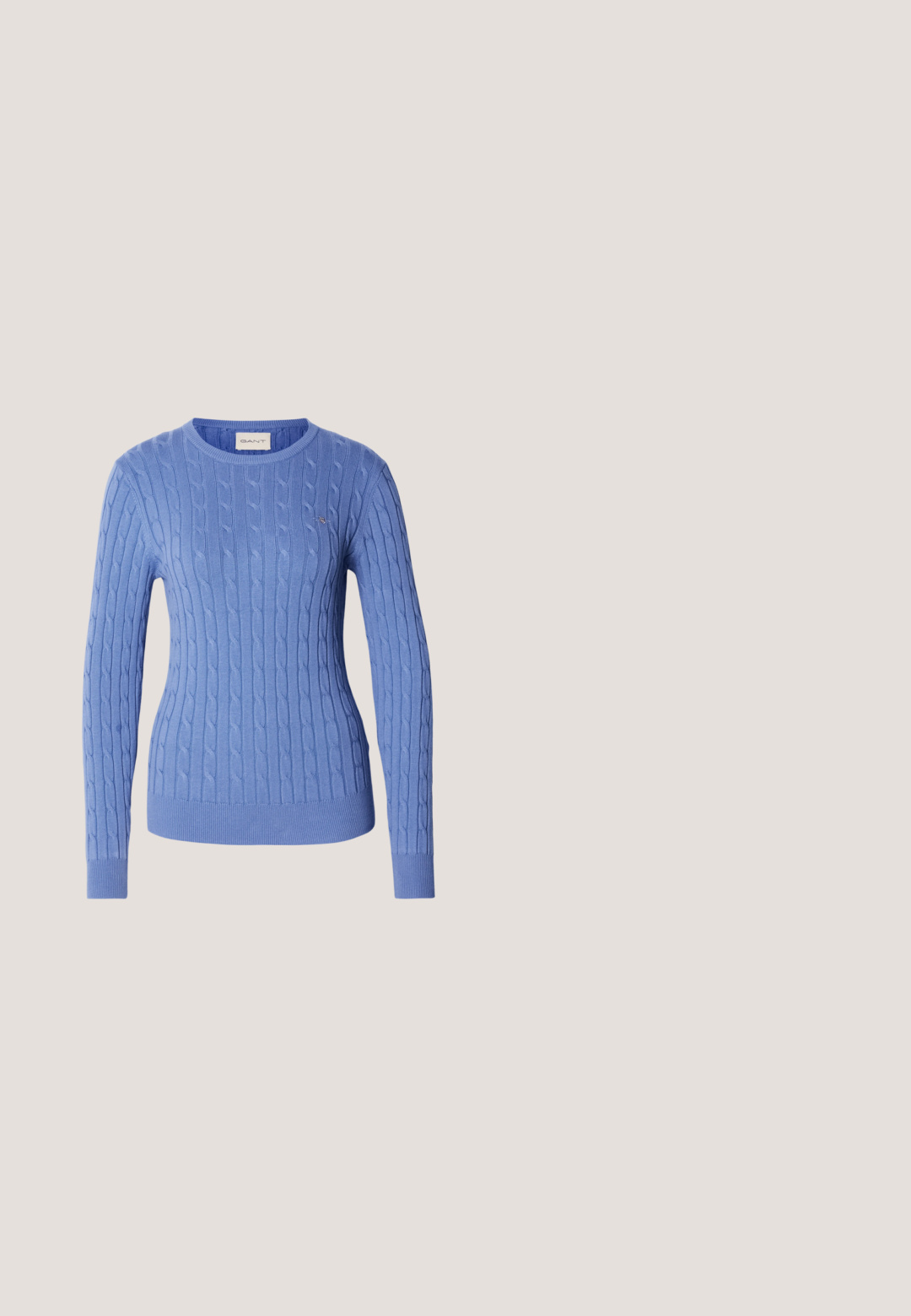 Pull en maille torsadée bleu avec encolure ronde et poignets côtelés. Confectionné dans un matériau doux avec un discret logo sur la poitrine.; Haut sans manches en coton blanc avec un col rond et un petit logo aux couleurs rouge, blanc et bleu sur le côté gauche de la poitrine.; Jean large blanc à taille haute, confectionné en tissu coton texturé, avec cinq poches et des détails en métal.; Bottes basses en cuir noir avec un bout pointu et un petit talon effilé. Dotées d'une fermeture éclair latérale avec un accent doré. Texture lisse.; Sac en nylon bleu marine avec fermeture éclair, orné de rayures rouges et blanches et d'un logo doré à l'avant. Sangle réglable incluse.; Ceinture en imprimé serpent noir et or avec une boucle rectangulaire dorée, présentée enroulée sur un fond blanc uni.