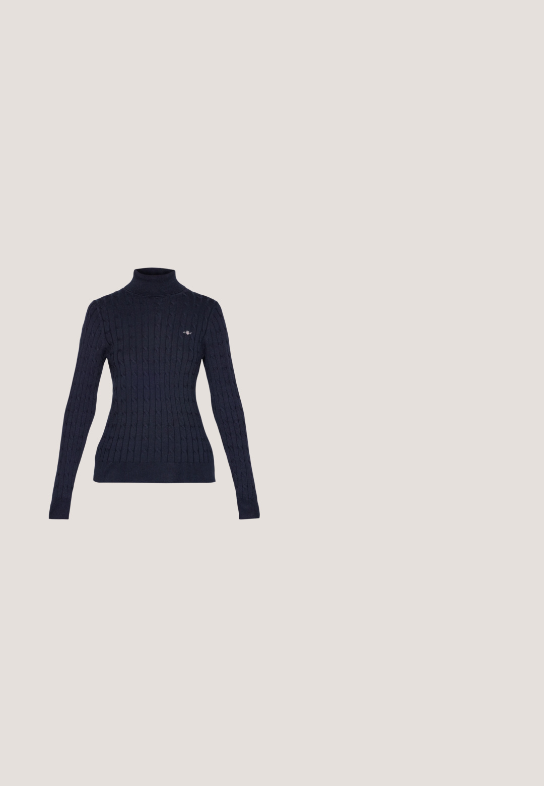 Zwarte kabelgebreide coltrui met lange mouwen en klein geborduurd logo op de linkerborst.; Witte langemouwen turtle neck shirt van een soepel, rekbaar stof. Heeft een strakke pasvorm en een hoge kraag. Geen zichtbare patronen of accenten.; Donkergrijze joggerbroeken van zachte stof, met een elastische tailleband, een trekkoord en twee zijzakken met rits.; Witte leren sneaker met een low-top ontwerp, platte veters, ronde neus en textuur zijden. Dikke rubberen zool met subtiele accenten.; Beige teddy stof tote bag met twee korte handvatten, zachte textuur en een gestructureerde vorm. Geen zichtbare hardware of extra details.; Zilverkleurige metalen hanger oorbellen met een glad, ovaal ontwerp. Voorzien van een witte parelstud aan de bovenkant. Minimalistische en moderne esthetiek.