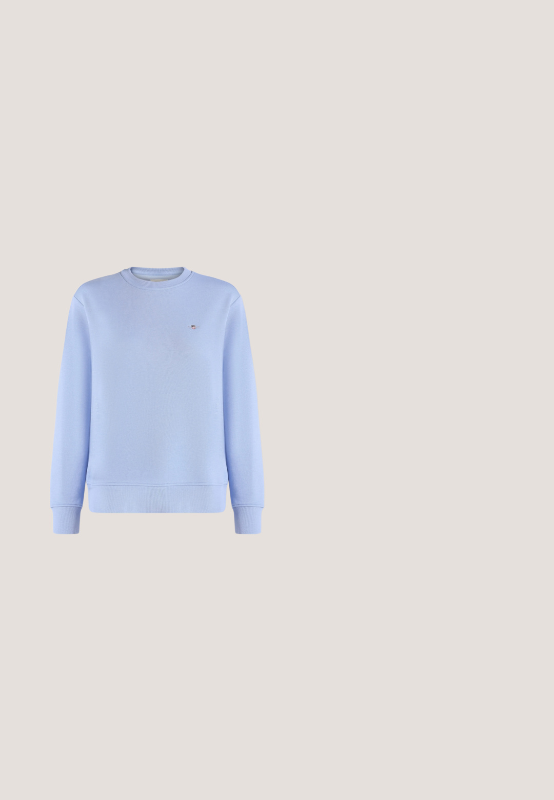 Sudadera azul claro de manga larga con cuello redondo, puños y bajo acanalados y un pequeño logo bordado en el pecho izquierdo.; Camisa de manga larga con botones, con rayas verticales en rosa y blanco, cuello puntiagudo y bolsillo en el pecho con bordado blanco sutil.; Pantalones de pierna ancha rosa, hechos de una tela suave, con una cintura elástica y bolsillos laterales. Presenta un corte recto y fluido.; Mocasín de ante rosa con un pequeño tacón, que presenta una punta redondeada y una solapa decorativa con detalle metálico. Textura suave y diseño clásico.; Bolso bandolera de cuero crema con bolso con cremallera desmontable a juego y herrajes en tono dorado sobre fondo blanco liso.; Par de pequeños pendientes de aro de plata con formas onduladas irregulares y cierre de presión sobre fondo blanco liso.