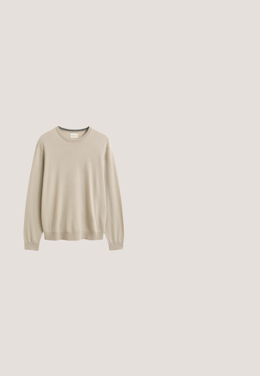Pull beige à manches longues avec col rond, poignets et ourlet côtelés, design uni, étiquette de marque à l'intérieur du col.; Chemise beige à manches longues boutonnée, avec un col et une poche poitrine, conçue dans un tissu robuste.; Pantalon beige à jambes droites avec fermeture à bouton et fermeture éclair, passants de ceinture et poches latérales, posé à plat sur un fond blanc.; Baskets basses blanches en cuir avec fermeture à lacets à l'avant, semelle épaisse et détails de couture minimalistes sur un fond clair uni.; Sac fourre-tout en toile crème avec poche avant, deux poignées, bandoulière réglable et petit texte jaune "O.N.S" en bas à droite de la poche.; Ceinture en cuir fauve à texture lisse, de forme rectangulaire, avec une boucle en laiton. Présente des coutures précises et un design à ardillon unique.