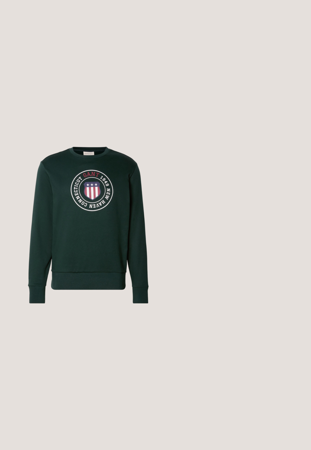 Mørkegrøn sweatshirt med rund halsudskæring, lange ærmer og cirkulært emblem med teksten "GANT 1949 New Haven Connecticut" samt stjerner og striber skjold.; Sort kortærmet skjorte med struktureret krave, to forlommer, knaplukning og et lille blåt og hvidt logo på venstre side.; Lys grønne bukser lavet af et struktureret stof, med en lige form, folder foran og en standard talje.; Sort læder Chelsea-boot med elastiske sidepaneler og en løftestrop, der har en rund tå og en tekstureret gummisål.; Sorte firkantede solbriller med gradientlinser, der har guldfarvede detaljer på stængerne og et tekstureret design på armene.; Sort tekstureret bælte med blåt prikkemønster og en sort metalspænde. Har flere huller til justerbar størrelse.