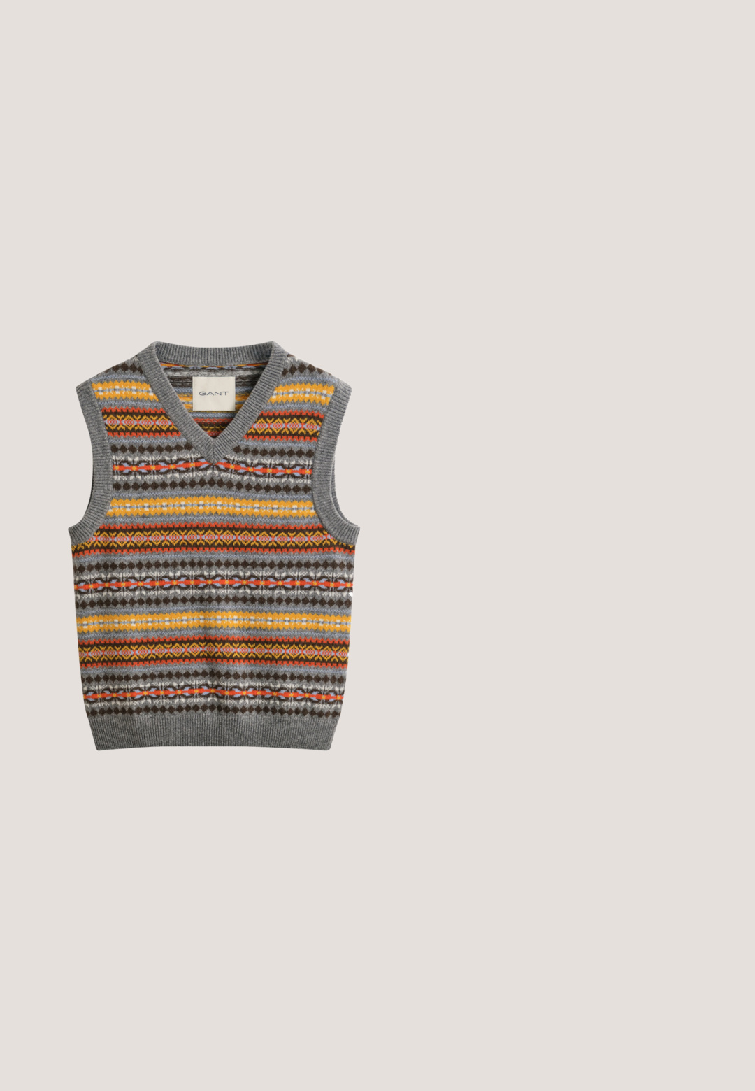 Chaleco de punto sin mangas con cuello en V, con rayas horizontales en gris, amarillo, naranja y marrón con patrones geométricos.; Camisa polo de color azul claro, de manga corta, con cuello y un corte relajado. Tela suave y texturizada con un sutil patrón jaspeado.; Pantalones de lino azul marino con un corte relajado, cinturilla elástica y piernas ajustadas. Presentan una textura suave y detalles de costura mínimos.; Mocasín de ante marrón claro con suela de goma en zigzag y parche de talón liso, vista lateral sobre fondo blanco liso.; Gafas de sol con montura metálica redonda dorada y lentes tintados marrones descansando sobre una superficie blanca.; Riñonera de tela marrón oscuro con bolsillo diagonal con cremallera y pequeño logo blanco en el frontal, sobre un fondo liso y claro.