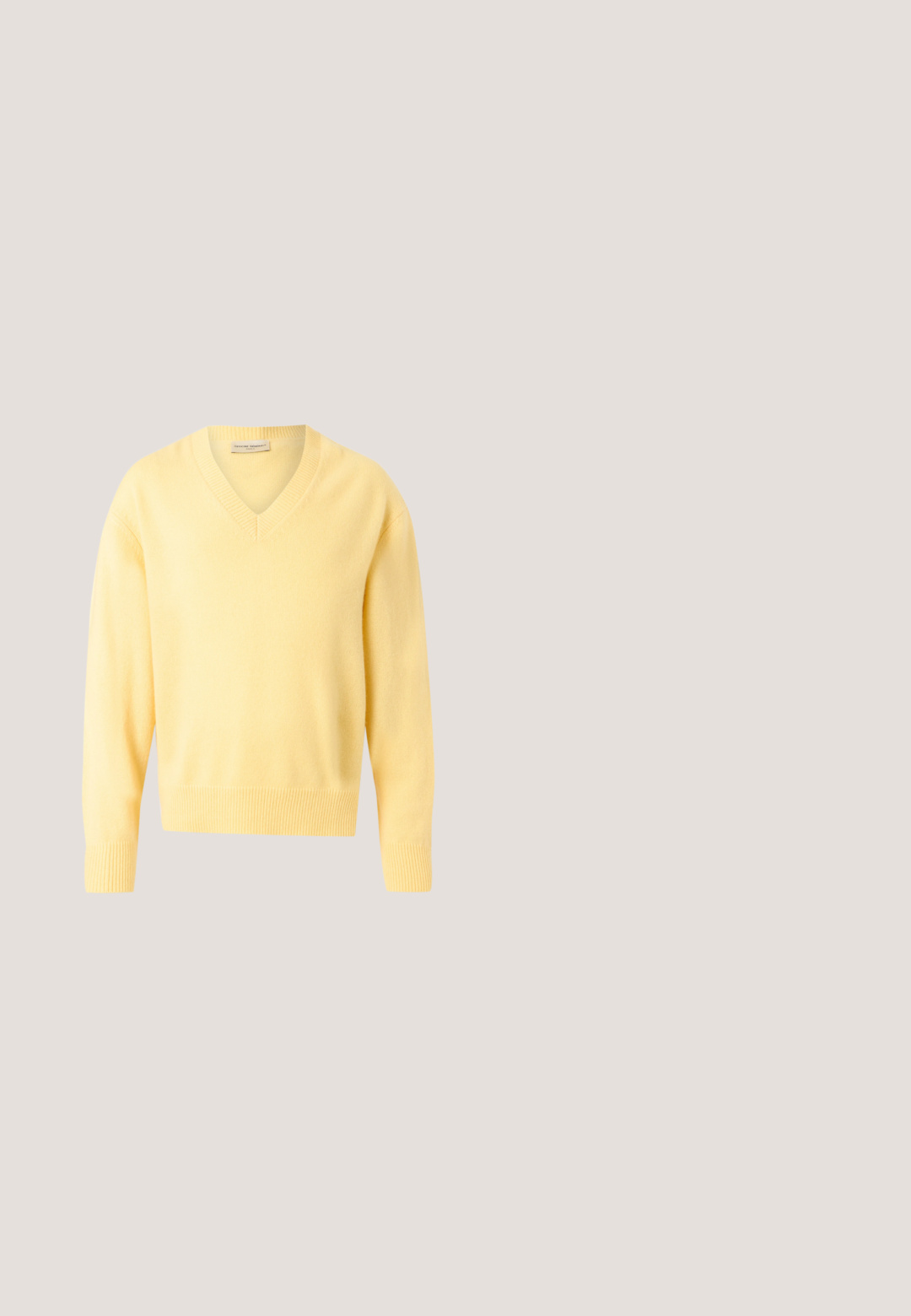 Pull jaune pâle à col en V avec manches longues, poignets et ourlet côtelés, présenté sur un fond blanc.; Chemise habillée pour homme à manches longues, bleu clair, avec fermeture à boutons sur le devant et col classique, présentée sur un fond clair.; Pantalons bleu marine foncé en tissu lisse avec une coupe droite, présentant une texture subtile et deux plis avant. Pas de poches visibles.; Chaussure de ville Oxford en cuir brun avec bout amovible, lacets fermés et petit talon empilé sur fond blanc.; Serviette en cuir marron foncé avec poignées supérieures, bandoulière amovible et étiquette en cuir bleu clair suspendue à une poignée.; Ceinture en cuir marron foncé roulée avec une boucle rectangulaire argentée sur fond blanc.