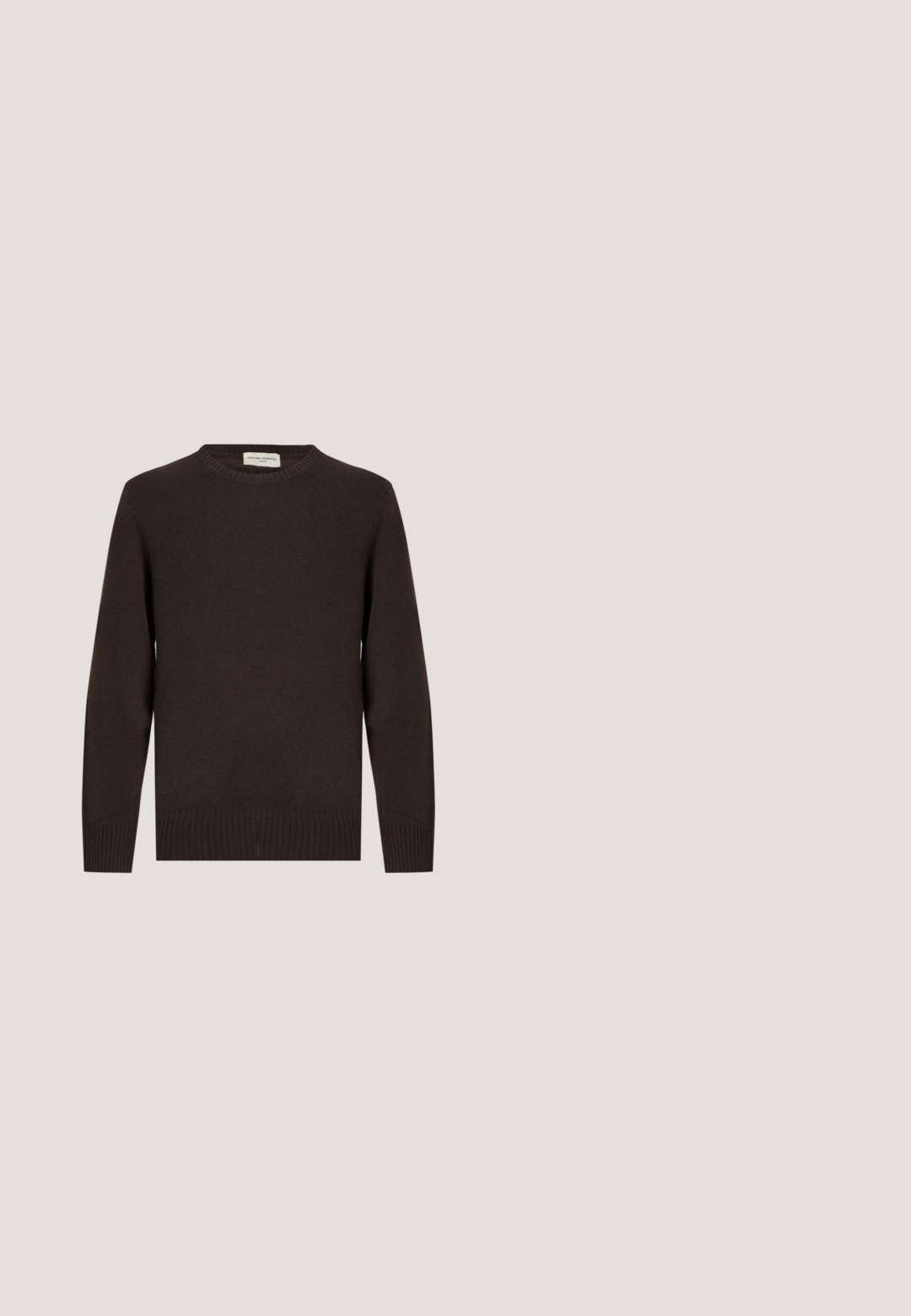 Pull en tricot marron avec un col rond, des poignets côtelés et un ourlet côtelé. Texture lisse sans motifs ni accents. Design simple et forme classique.; Chemise blanche à manches longues avec boutons en coton, présentant une poche poitrine avec broderie ton sur ton, un col et des poignets boutonnés.; Pantalon gris foncé sur mesure avec plis à l'avant, passants pour ceinture, poches latérales et fermeture par bouton et fermeture éclair.; Mocassins en cuir brun avec une finition lisse, des coutures décoratives et un accent de gland à l'avant. Talon bas et solide de couleur marron, design épuré.; Mallette en cuir marron foncé avec double poignées et bandoulière amovible, forme rectangulaire, texture lisse et poche avant.; Ceinture en cuir marron foncé roulée avec une boucle rectangulaire argentée sur fond blanc.