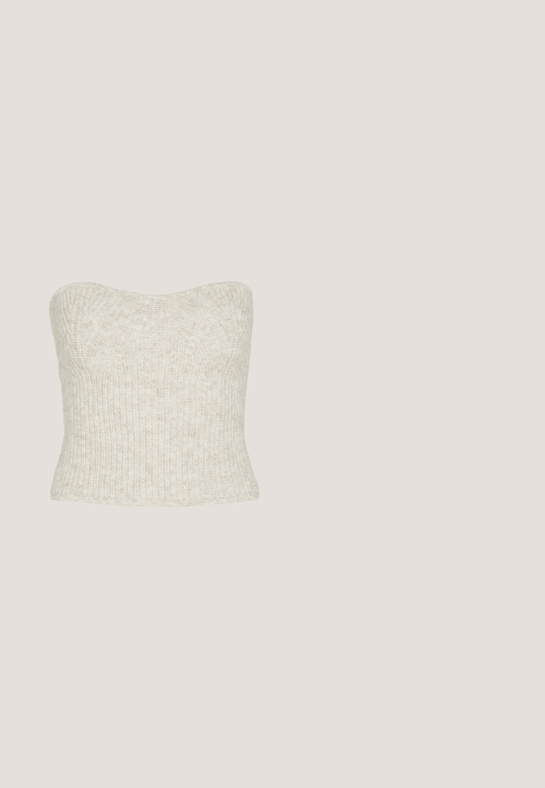 Gina Tricot ASHLEY - Top - beige; Denimbukser med vidde i benene i mørkeblå. Har en flad front med fem knapper i gylden tone til lukning. Glat tekstur med en klassisk finish.; Sort sandal med chunky hæl, krydsede stropper og justerbar ankelrem med spænde på en profileret platformsål.; Et par rektangulære solbriller med lyseblå gennemsigtige stel og mørkegrå linser, der har lige templer og minimale hardware detaljer.; Sort rektangulær skuldertaske med en enkelt justerbar rem og lynlås i toppen på en ensfarvet baggrund.; Sølv hoop-øreringe med en poleret finish, der har en cirkulær form og en hængslet lukning. Glat tekstur med minimal detaljering.
