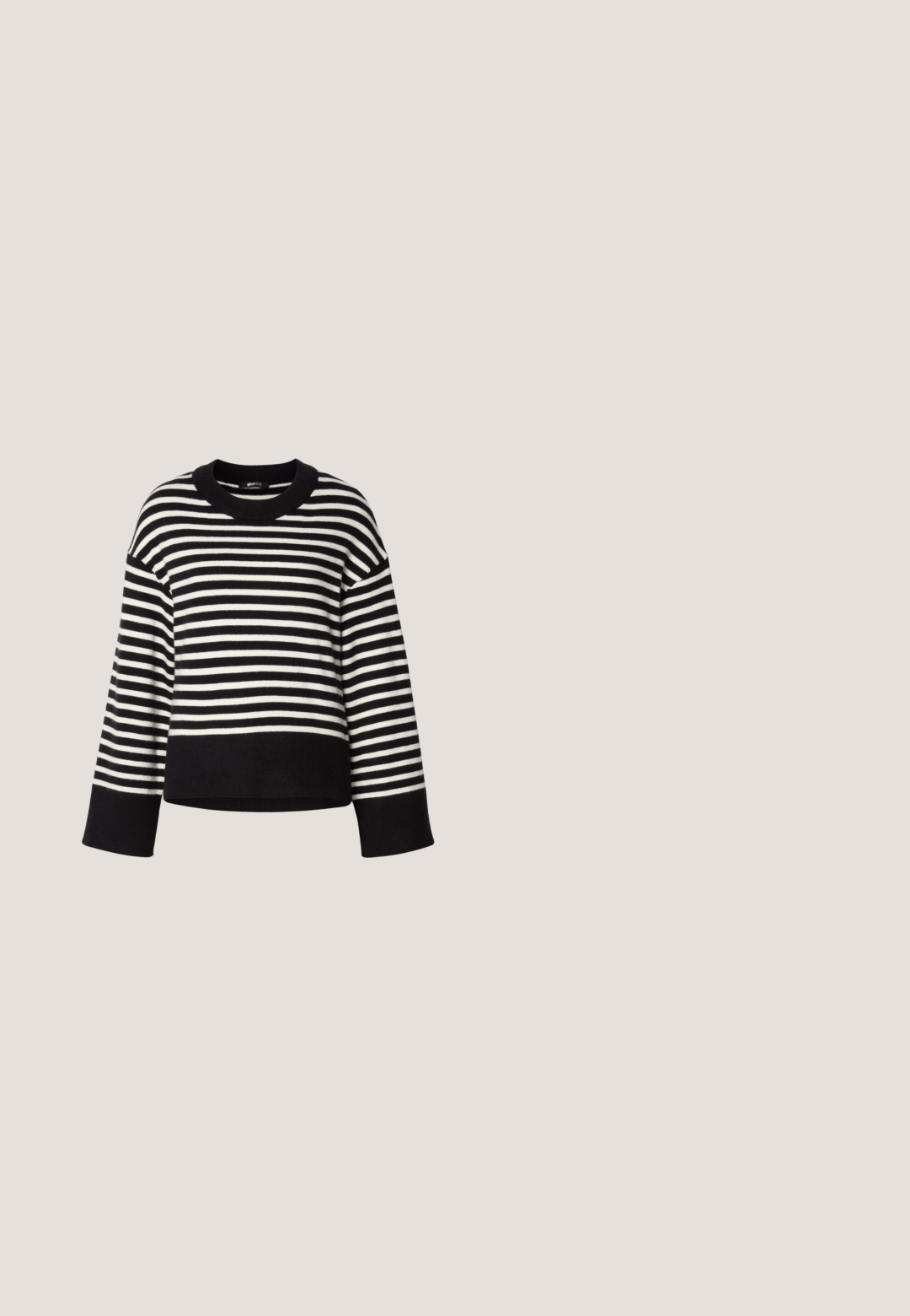 Stribet sweater i sort og hvid, har en rund halsudskæring, løs pasform og ribbede manchetter, lavet af blødt strikmateriale.; Denim nederdel med en lys til mørk blå gradient, knælængde, med lige snit, frontslids og klassisk knap- og lynlås-lukning.; Sorte læderknælange støvler med spids tå og høj stilettohæl. Glat tekstur og slank design, med minimalt detaljer.; Sort læder skuldertaske med dobbelte stropper fastgjort med gyldne ringe og nitter, glat og let skinnende overflade, enkelt design.; Par af uregelmæssigt formede, polerede øreringe i guldfarvet metal med åben midte på en ens hvid baggrund.; Sorte læderbælte med en sølvfarvet metalspænde, der har en glat tekstur og et klassisk design. Remmen er 3,8 cm bred.