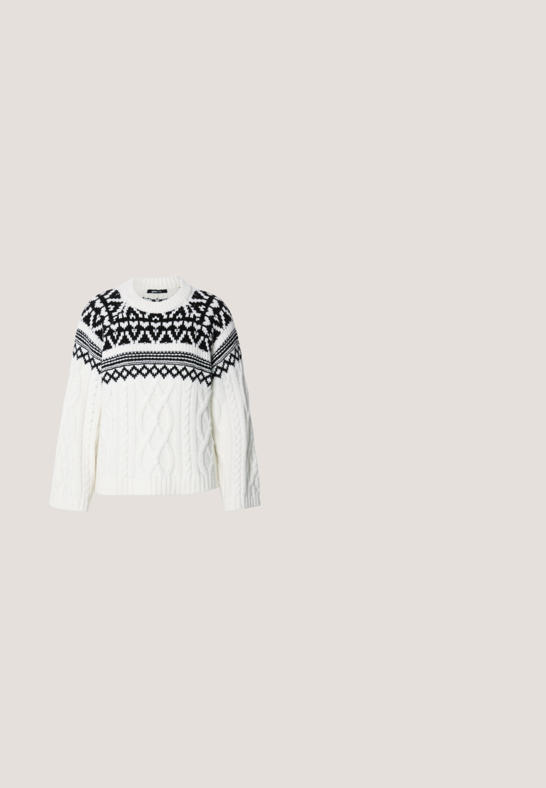 Flauschiger Strickpullover in Creme mit schwarzem Fair Isle-Muster. Mit geripptem Halsausschnitt und Zopfmuster-Textur ausgestattet. Lockere, entspannte Passform.; Weißes Baumwoll-T-Shirt mit Rundhalsausschnitt und kurzen Ärmeln. Der Stoff ist glatt mit einer softigen Textur und ohne sichtbare Muster oder Akzente.; Dunkelblaue Jeans aus Denim mit geradem Schnitt, ausgestattet mit einem Knopf- und Reißverschluss, Fünf-Taschen-Design und kontrastierenden Nähdetails.; Schwarze Knöchelstiefel aus glattem Leder mit elastischen Seiteneinsätzen, einer strukturierten Gummisohle und kontrastierenden Nähten entlang der Kante.; Schwarze gesteppte Schultertasche mit einem einzelnen Riemen und silberner Hardware, kombiniert mit einem figurbetonten Kleid im Batikmuster in Schwarz- und Cremetönen.; Silberne Creolen mit einer glatten, polierten Oberfläche. Runde Form und Design mit Scharnierverschluss. Auffällig durch ihre glänzende, reflektierende Fläche.