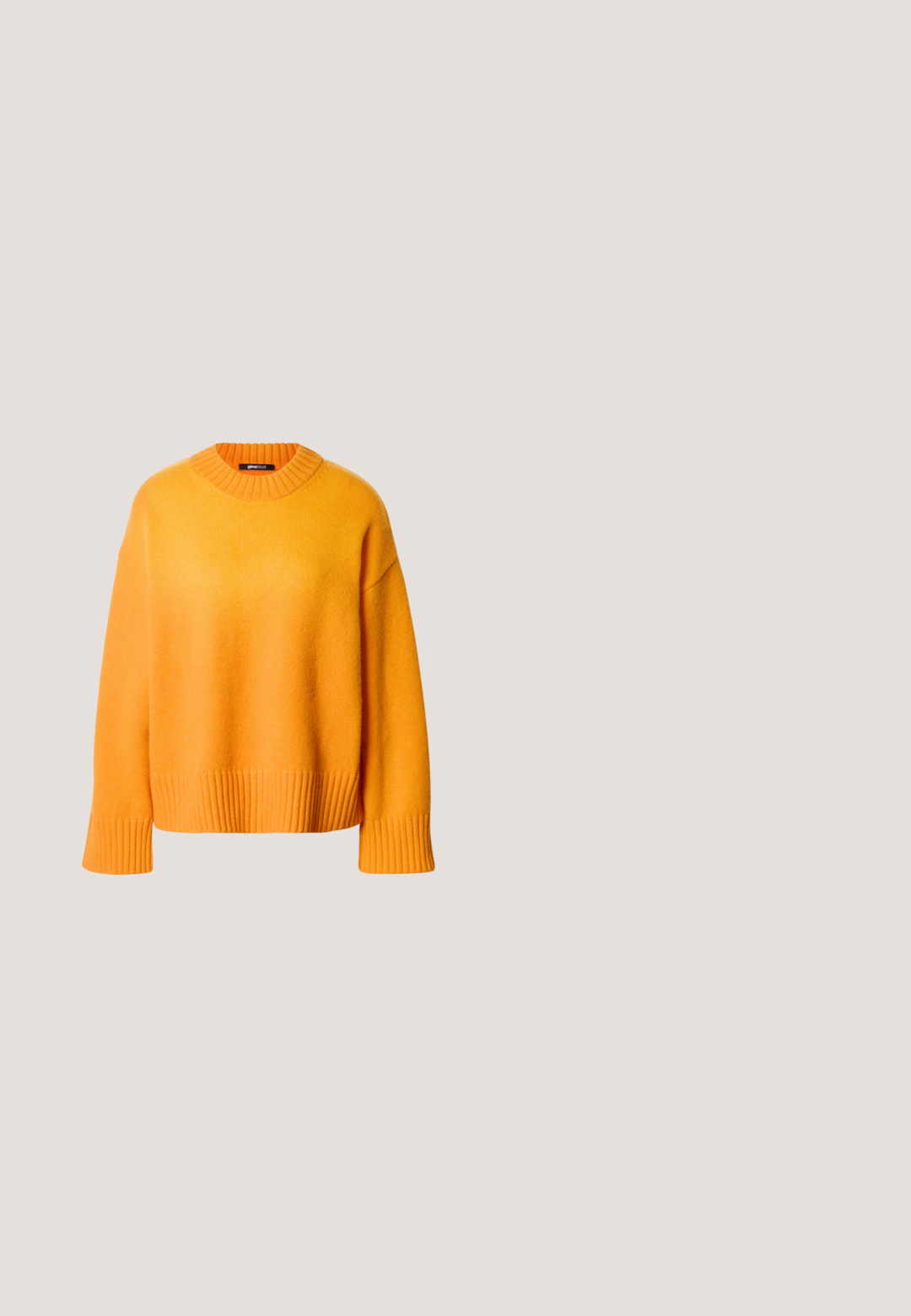 Oranje oversized trui met een geribde halslijn en manchetten, voorzien van een zachte textuur en een relaxte pasvorm, minimale naden en een rechte zoom.; Lichtblauwe wijd uitlopende spijkerbroek van denim, met een hoge taille, voorkruiszakken en een standaard knoopsluiting. Gladde textuur.; Zwarte leren enkellaars met een puntige neus, gestapelde hak, glinsterende textuur en een decoratieve band met een zilverkleurige gesp.; Zwarte zonnebril met een slank rechthoekig frame en blauwe lenzen. Heeft een gladde textuur en stevige pootjes. Merklogo aan de zijkant.; Zwarte neplederen handtas met een unieke halve maanvorm, een brede, gevoerde handgreep en een ritssluiting. Glad, glanzend oppervlak, minimalistisch ontwerp.; Zilverkleurige metalen creolen oorbellen met een glad, licht gebogen oppervlak en sluitingen met haaksluiting op een effen witte achtergrond.