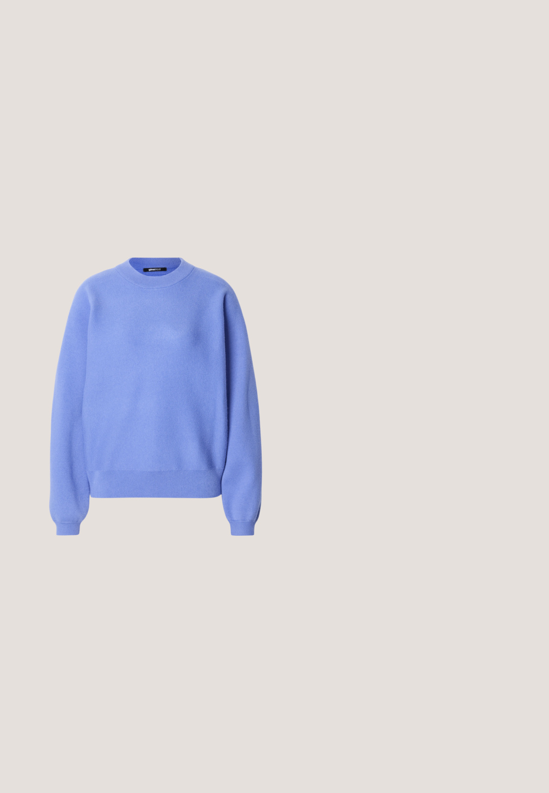 Lyseblå pulloverstriktrøje med rund halsudskæring, lange ærmer og ribstrikkede manchetter. Blød tekstur og afslappet pasform, minimalistisk design.; Etiket med multicolor tekst på en lys stofbaggrund. Angiver produktionsdetaljer på forskellige sprog; angiver primært "Fremstillet i Kambodja."; Lysblå brede bukser med bindebånd i taljen, der har subtile lodrette striber for tekstur. Fremstillet af blødt, åndbart materiale.; Lyseblå og hvide sneakers med lyserøde snørebånd og brun gummisål, set fra siden på ensfarvet lysgrå baggrund.; Lyseblå denim skuldertaske med justerbar rem og lynlås, vist mod en neutral baggrund.; To sæt sølv hoops øreringe med en let banket struktur på en hvid baggrund.