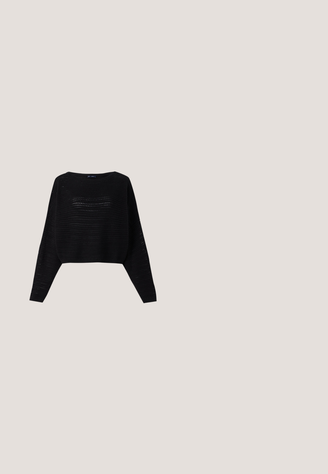 Pull cropped noir en tricot avec des manches longues, présentant une texture en mailles ouvertes et un large col. Ourlet et poignets côtelés.; Haut noir sans manches à fines bretelles, encolure en V, orné de clous argentés et de perles sur le buste, avec une taille évasée.; Pantalon noir à coupe ample avec taille élastique et poignets élastiques aux chevilles, présenté à plat sur un fond clair.; Sandales à talons hauts en suede noir avec un nez pointu, une sangle à la cheville et des détails décoratifs en clous sur les sangles.; Sac à main en cuir noir de forme arrondie, décoré de clous argentés et équipé d'une poignée courte. Texture lisse et fermeture éclair.; Boucles d'oreilles en métal argenté présentant une forme en U avec un accent en forme de cœur à la base, une texture lisse et une finition polie.