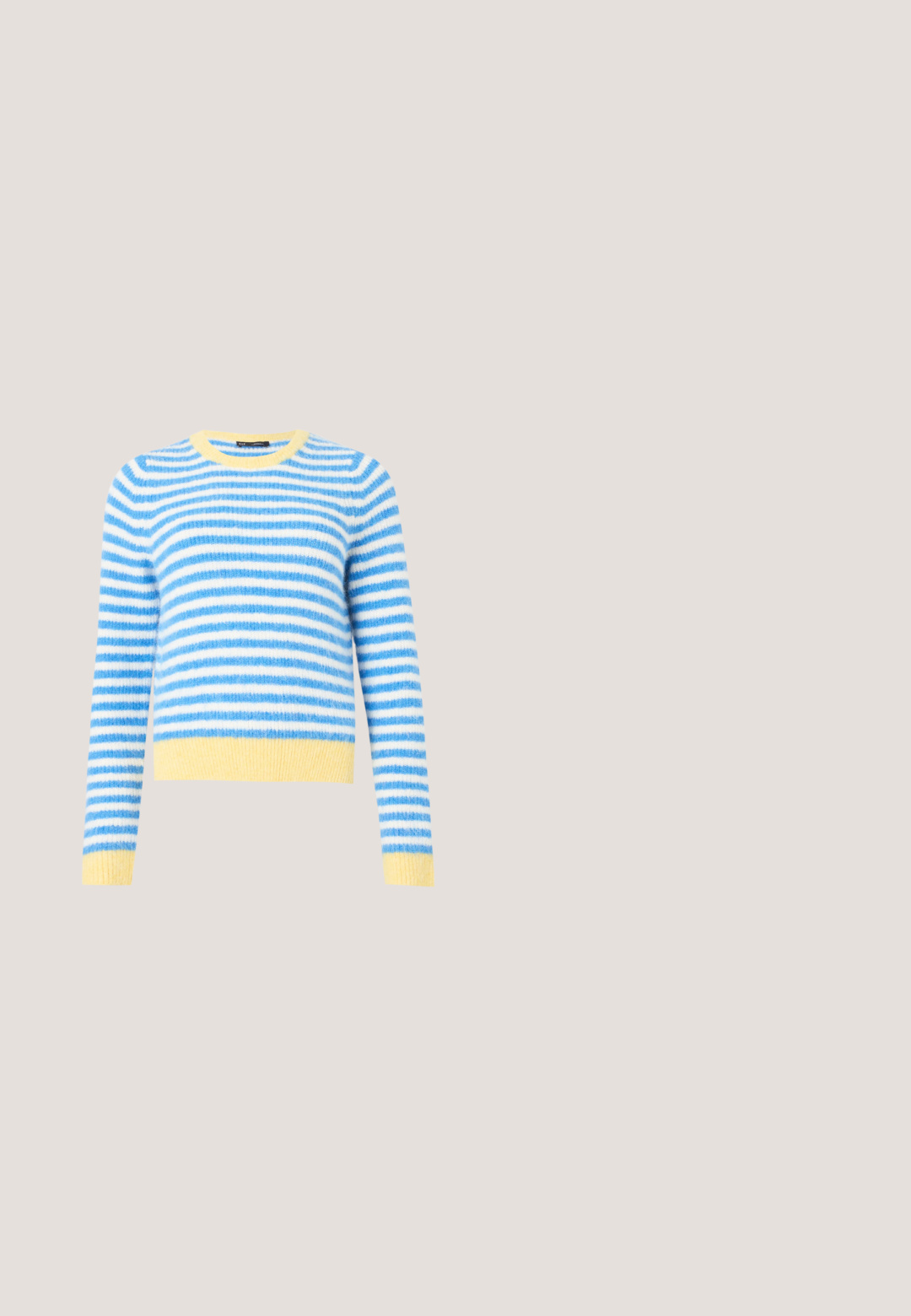 Blauw-wit gestreepte trui met een ronde hals, gemaakt van zacht materiaal. Heeft gele accenten bij de kraag en zoom.; Navyblauwe T-shirt met korte mouwen, gemaakt van katoen, met het "Guess Jeans" logo in witte schrift over de borst, met een ronde hals.; Lichtblauwe denim brede pijpen jeans met een hoge taille, vijf-pocket ontwerp, zichtbare stiksels en een knoopsluiting aan de voorkant.; Witte lage sneaker met veter aan de voorkant, zilveren strass chevron detail en een gestructureerde zool op een effen achtergrond.; Lichtblauwe Tommy Jeans handtas met lange riemen, afgeronde rechthoekige vorm en zichtbare ritssluiting met trekker.; Zilveren oorstekers in de vorm van een halvemaan met heldere ronde kristallen en kleine stervormige accenten op een witte achtergrond.