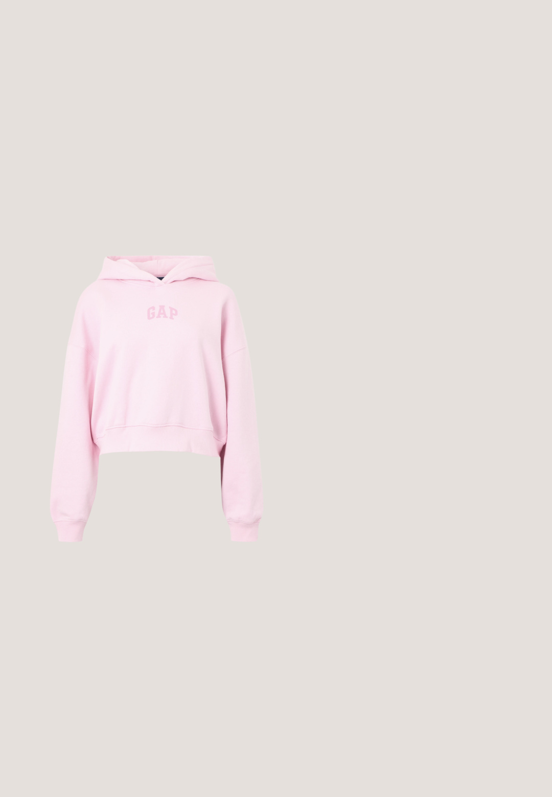 Ροζ κοντό hoodie φτιαγμένο από μαλακό υλικό, με κουκούλα, χαμηλούς ώμους και διακριτικό λογότυπο GAP στο κέντρο.; Ροζ κοντομάνικο βαμβακερό μπλουζάκι με λογότυπο "Calvin Klein" και μικρό έμβλημα τυπωμένο σε λευκό στο στήθος, στρογγυλή λαιμόκοψη.; Ανοιχτό μπλε τζιν σορτς με μπροστινό κουμπί, θηλιές για ζώνη, δύο μπροστινές τσέπες και ελαφρώς φθαρμένες λεπτομέρειες στις πλευρές και το τελείωμα.; Ροζ καπιτονέ αθλητικά παπούτσια με λευκή καουτσούκ σόλα, διαθέτοντας ραβδωτή υφή, στρογγυλή μύτη και κλείσιμο με κορδόνια. Παρούσα λεπτομέρεια υπογραφής.; Ροζ απαλό τσάντα ώμου σε σχήμα ημισελήνου με ρυθμιζόμενο κορδόνι, μεταλλικό στοπ και διακριτικό ανάγλυφο λογότυπο "cK" στο κέντρο μπροστά.; Ασημένια μεταλλικά σκουλαρίκια κρίκοι με λεία, ελαφρώς κυρτή επιφάνεια και κλειδαριά τύπου latch-back σε απλό λευκό φόντο.