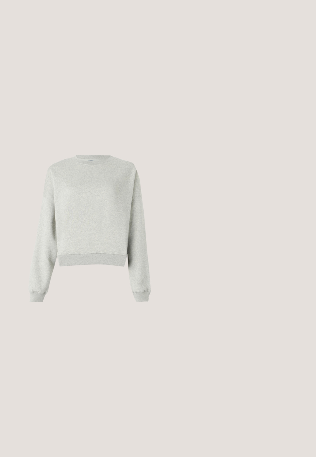 Sweatshirt gris en tissu doux et texturé. Doté d'un col rond, de manches longues et d'un ourlet court. Design simple, sans motifs ni accents.; Haut noir à manches courtes en dentelle avec motif floral et bords en feston sur les manches et l'ourlet, présenté sur un fond uni.; Jean en denim foncé évasé avec taille haute, présentant des surpiqûres orange et deux poches avant. Texture lisse, finition soignée, design classique.; Espadrille suédée beige avec un bout pointu, une sangle réglable à boucle et une semelle en corde de jute. Texture lisse, design décontracté et détails minimaux.; Sac à bandoulière en cuir beige avec un design froncé et un détail boucle argentée, équipé d'une longue bandoulière et d'une section de poignée rembourrée.; Bracelet en argent présentant des maillons ronds et rectangulaires alternés, orné de pierres décoratives claires, avec une fermeture réglable par chaîne.