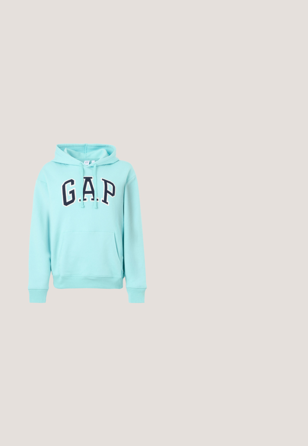 Sweat à capuche GAP bleu clair avec poche avant, capuche à cordon et lettres contourées bleu marine formant le mot GAP sur la poitrine.; T-shirt bleu à manches courtes avec des lettres "GAP" à motif floral centrées sur la poitrine et un col rond.; Pantalon de jogging écru avec ceinture et poignets élastiques, cordon réglable, et logo "GAP" bleu marine sur le haut de la cuisse gauche.; Baskets blanches avec un panneau latéral matelassé, des lacets plats, un col rembourré et une semelle en caoutchouc texturée, présentant un bout arrondi et une finition lisse.; Sac de voyage en jean bleu avec poche avant zippée, deux poignées de transport et bandoulière réglable sur un fond uni.; Boucles d'oreilles anneaux argentés ornées de strass clairs, présentant une surface texturée et une forme circulaire lisse avec un fermoir sécurisé.