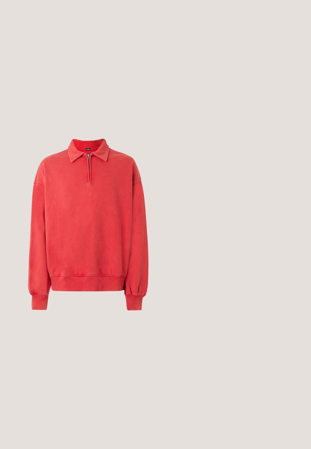 Sweatshirt en molleton rouge avec col, demi-zip et poignets élastiques. Texture douce et coupe décontractée, avec un ourlet côtelé.; Chemise habillée homme bleu clair à manches longues, boutonnée à l’avant avec col pointu sur fond blanc.; Pantalon beige sur mesure en coton, avec plis, fermeture à bouton, jambes droites et texture lisse.; Chaussure habillée noire en cuir à lacets flottant au-dessus d’un tapis beige texturé avec une table basse en bois et des livres empilés en arrière-plan.; Sac bandoulière en cuir noir avec une finition texturée, doté d'une poche zippée à l'avant et d'une sangle en tissu ajustable. Logo de la marque visible.; Ensemble de trois anneaux en argent : un large anneau rectangulaire en haut, une fine bande classique et une bande au design torsadé. Fini métal lisse sur l'ensemble.