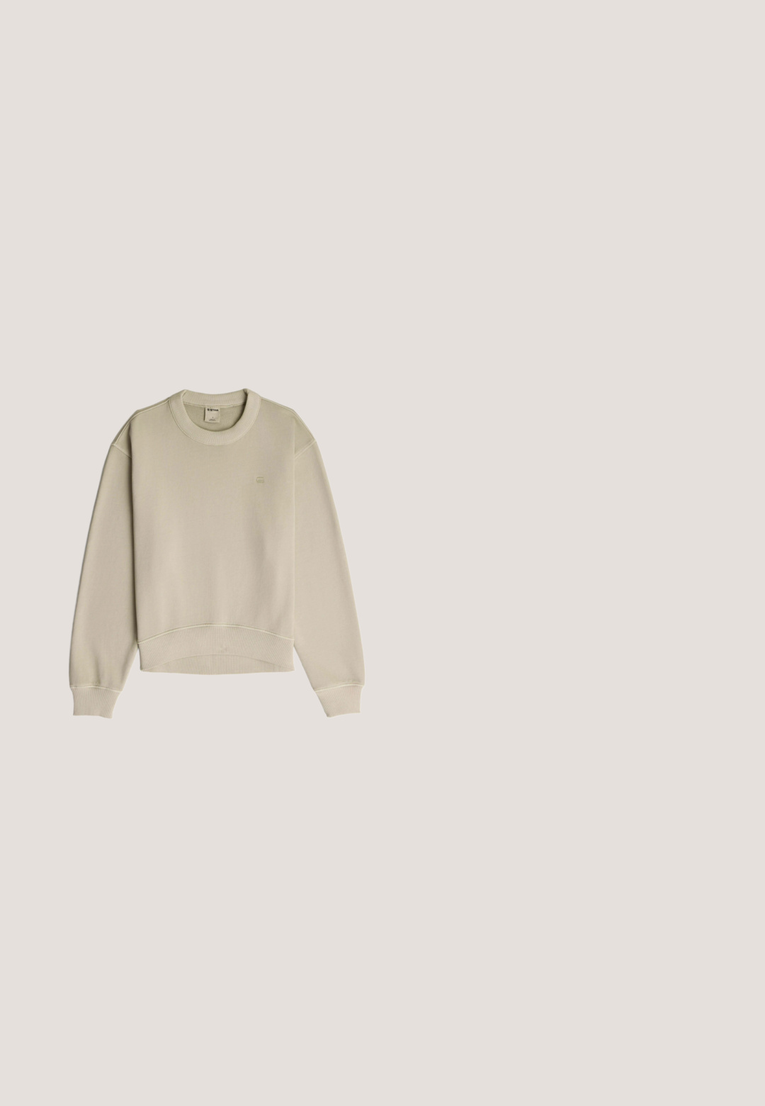 Beige crewnecktrui met lange mouwen, geribde boorden en zoom en subtiel logo op de borst, plat gelegd op een witte achtergrond.; Beige overhemd met lange mouwen van zachte stof, met knoopsluiting, twee borstzakken en een rechte zoom. Subtiele logo borduring aan de voorkant.; Blauwe highwaisted rechtvallende spijkerbroek met knoop- en ritssluiting aan de voorkant, voor- en achterzakken en vervaagde details.; Witte leren sneakers met geperforeerde teendoos, contrasterende beige rubberen zool en logo-accenten op de zijkant en hiel. Minimalistisch ontwerp.; Beige Calvin Klein canvas totebag met twee lange handvatten, verticale merknaam borduursel op de voorste banden en zijzakken.; Marc O'Polo Riem - classic cognac