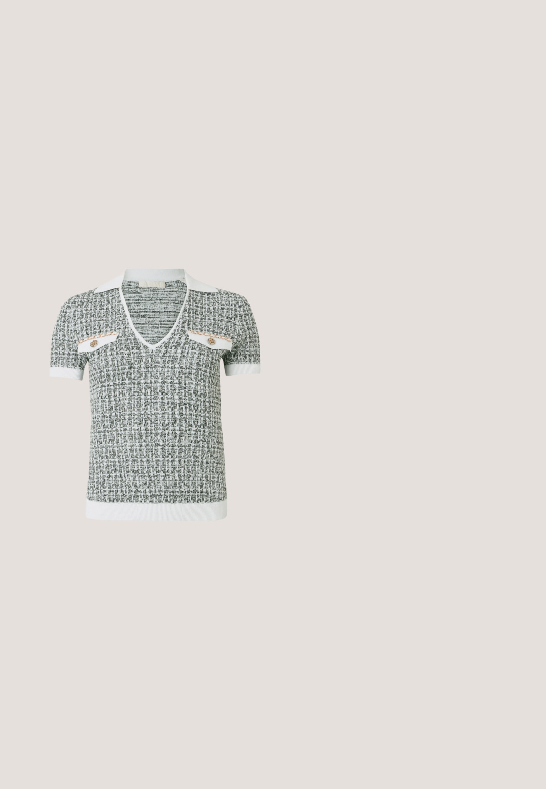 Polo en maille grise et blanche avec col en V, manches courtes, deux poches, accents dorés et un motif texturé sur toute la surface.; Veste courte en tissu transparent argenté recouvert de sequins. Comprend un col rond, une fermeture à boutons et des bords à franges.; Pantalons larges noirs avec une texture brodée de sequins et des accents argentés, créant un effet décoratif sur tout le tissu.; Chaussure à talon haut en cuir noir à bout pointu avec talon aiguille de hauteur moyenne et détail de boucle argentée à l’avant, présentée sur fond clair uni.; Sac à main en cuir noir avec bandoulière réglable, ferrures dorées, et ceinture décorative ornée de clous dorés et d'une boucle circulaire à l'avant.; Boucles d'oreilles pendantes papillon en or avec cristaux clairs et perles blanches disposés le long d'une chaîne délicate.