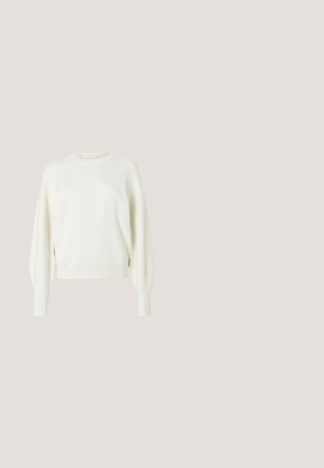 Witte gebreide trui met een cropped ontwerp, verlaagde schouders en een geperst logo aan de voorkant. Gladde textuur en geribbelde manchetten.; Lichtroze katoenen t-shirt met een ronde hals, korte mouwen, en een klein "Calvin Klein" logo gedrukt in een bijpassende kleur op de borst.; Lichtblauwe wijde denimbroek met elastische tailleband en witte trekkoord, met grote voorzakken.; Witte leren sneakers met een platte zool, voorzien van een subtiele grijze hielaccent en een prominent 'CK' logo aan de zijkant.; Bordeaux leren handtas met een gebogen vorm, enkele verstelbare schouderriem en ritsluiting. Voorzien van een zilveren logo aan de voorkant. Soepele textuur.; Zilveren hangende oorbellen met rechthoekige en ronde heldere kristallen in een verticale lijn, bevestigd met leverback-sluitingen.