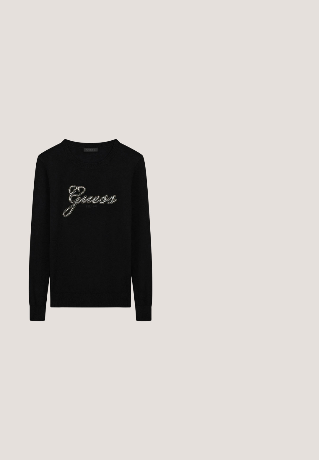 Combinaison noire en tissu mélangé coton, avec fermeture éclair sur le devant, manches longues et accessoires de couleur dorée. Comprend des écussons sur la poitrine et les bras.; Pull noir à manches longues avec logo "Guess" en strass centré sur le devant, col rond, poignets et ourlet côtelés.; Mocassin en cuir noir avec une semelle épaisse et un accent en métal doré ; présente un bout arrondi et des détails cousus le long de l'empeigne.; Lunettes de soleil noires rectangulaires avec des verres sombres et une monture épaisse. Les côtés présentent un design de chaîne métallique avec des accents dorés.; Sac à bandoulière noir Guess avec sangle réglable, motif logo emblématique, breloque logo en métal doré et plaque de marque triangulaire en métal sur l'avant.; Guess LOVE BITES  - Collier - mehrfarbig goldenfarbe