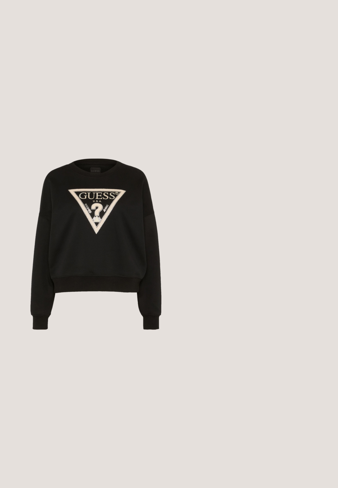 Sweatshirt noir avec un design court, présentant un logo triangulaire en beige avec des accents métalliques. Manches et ourlet côtelés, fabriqué en tissu doux.; GAP HERITAGE - Pantalon de survêtement - true black; Sabots en suède noir sans lacets avec un bout rond, une texture douce, une sangle ajustable et une épaisse semelle en caoutchouc avec un motif pour une meilleure adhérence.; Lunettes de soleil rectangulaires noires avec des verres dégradés, branches transparentes avec des accents de logo et une monture épaisse.; Sac à main noir Guess avec longues anses, logo en métal et anneau doré avec un petit charm cadenas et un détail pompon.; Bracelet en chaîne dorée avec une perle blanche ornée d'un motif gravé et d'accents en cristaux, terminé par un fermoir sécurisé et une étiquette en forme de triangle.