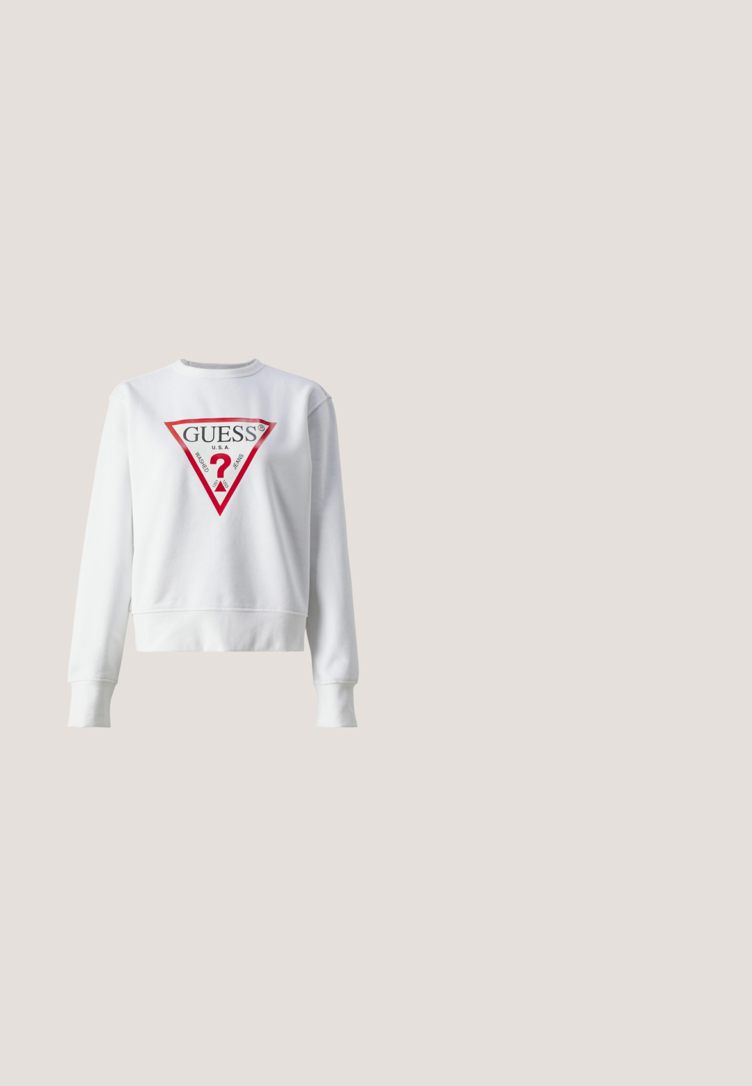 Hvid sweatshirt med et cropped design, der har et iøjnefaldende rødt trekantet logo med teksten "GUESS U.S.A." og et spørgsmålstegn i midten.; Hvid langærmet bodystocking med rund halsudskæring. Har "GUESS" logo og "EST.1981" trykt i sort på forsiden. Glat tekstur.; Lys blå flared jeans lavet af denim med høj talje, fem-lomme design og en knappelukning foran. Jævn tekstur gennem hele.; Sort lavtop sneaker med prægede mønstre, snørelukning, dekorativt spænde, og tyk hvid gummisål.; Sort syntetisk håndtaske med præget logo mønster. Guld kæde og rem detaljer. Har en logo udsmykning på forsiden. Lynlås lukning.; Sølv kædearmbånd med en hjerteformet charme med koncentriske cirkler, pyntet med klare rhinsten og et mærke.