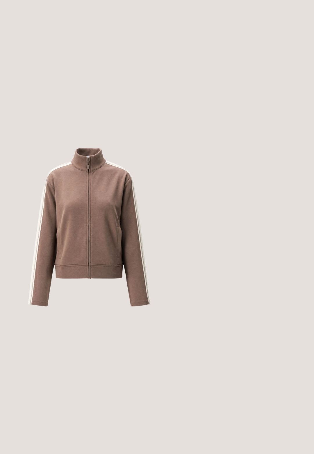 Bruine jas met rits, hoge kraag en witte strepen over de hele lengte van beide mouwen, afgebeeld op een witte achtergrond.; Beige t-shirt met korte mouwen van katoen, met een driehoekig logo in zwart, goud en roze, omlijst door palmbladeren en met strass-steentjes.; Beige wijde broek gemaakt van zachte stof, met twee voorzakken, een elastische tailleband met gouden metalen uiteinden en een subtiele logo-detail.; Witte en beige sneaker met een chunky zool, bruine patroonpanelen, vetersluiting en een lusvormige trekhaak bij de hiel.; Beige Guess handtas met donkerbruin logopatroon, zwarte verstelbare schouderriem en frontaal metalen merklabel, tegen een effen achtergrond.; Gouden armband en bijpassende oorstekers met vlinderdetails, versierd met kleine heldere kristallen op een witte achtergrond.
