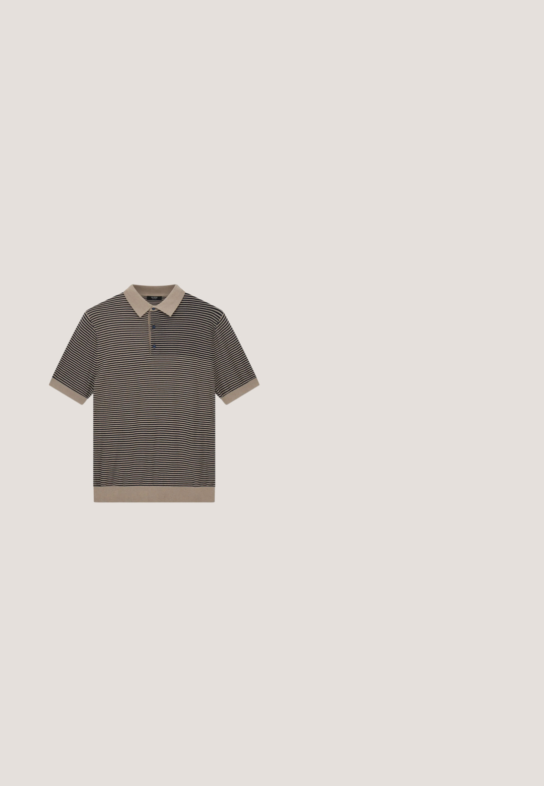 Polo à manches courtes avec fines rayures horizontales noires et beiges, col beige, poignets de manches beiges et trois boutons sur le devant.; Chemise beige en lin à manches longues avec col à revers, quatre boutons en bois sur le devant et une poche poitrine unique du côté gauche.; Shorts beige ajustés avec plis, dotés d'une fermeture à bouton et d'un design classique. Texture lisse, coupe longueur genou, sans poches visibles.; Bottine Chelsea en daim beige avec panneau latéral élastique noir et talon bas noir, présentée de l'extérieur sur un fond blanc.; Lunettes de soleil aviateur en métal avec verres gris, monture argentée et détails complexes au niveau des branches. Dotées de plaquettes de nez ajustables pour plus de confort.; Still Nordic STILLCLEAN - Trousse de toilette - brown