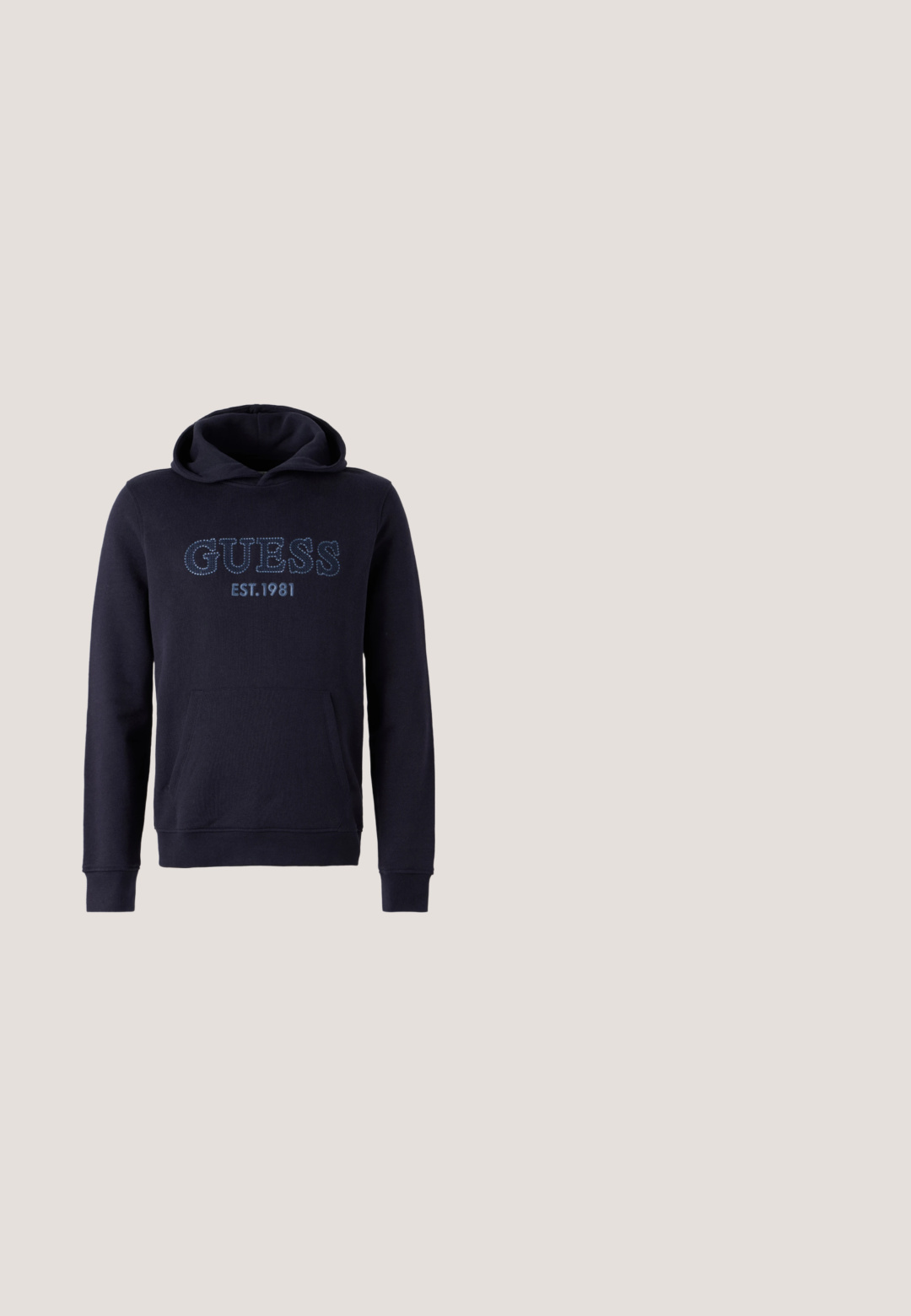 Marineblå hoodie lavet af blødt stof, med en kængurulomme, ribbede ærmer og broderet "GUESS EST.1981" logo på forsiden.; Langærmet hvid skjorte med grønt "GJ" logo i midten og sort "GUESS JEANS COMPANY" tekst på ærmerne; blødt, glat stof.; Mørkeblå joggingbukser med hvide sidelister, elastik i taljen og manchetter ved anklerne, lagt fladt på en hvid baggrund.; Blå og grå sneaker med mesh og syntetisk overdel, strukturerede overlays, tyk hvid sål og snøresystem. Logo vist på siden.; Sorte rektangulære solbriller med mørke tonede linser og tykke stel, hvilende skråt på en ensfarvet lys grå overflade.; Mørkeblå mønstret duffeltaske med håndtag øverst, en aftagelig skulderrem og et trekantet Guess-logo på fronten.