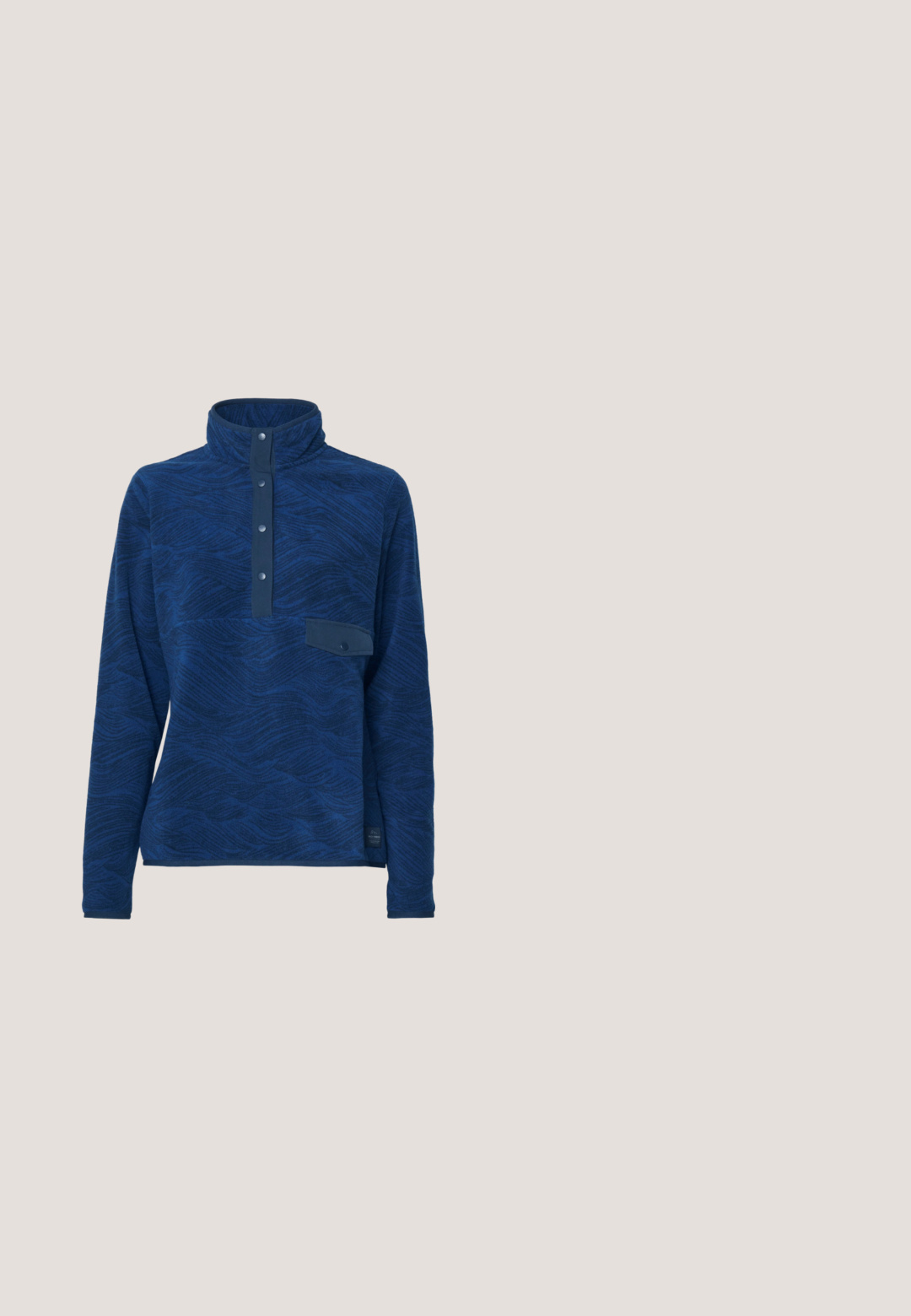 Dunkelblauer Fleece-Pullover mit hohem Kragen, strukturiertem Wellenmuster, Knopfleiste und kleiner Brusttasche. Dehnbare Stoffqualität, lange Ärmel.; Blaues, langärmeliges, figurbetontes Rippstrickoberteil mit rundem Ausschnitt vor weißem Hintergrund.; Helle blaue Jogginghosen aus weichem Material mit glatter Textur, schmal zulaufenden Beinen und einem dezenten Logoakzent an der Seite.; Helle beige Sneakers mit lila Akzenten, Gummisohle und flachen Schnürsenkeln. Getragen mit schwarzen Hosen, auf einer grünen strukturierten Oberfläche präsentiert.; Cremfarbene Tote-Bag mit weicher, gesteppter Textur und zwei stabilen Griffen. Verfügt über einen Reißverschluss und seitliche Taschen für zusätzlichen Stauraum.; Silberne, blumenförmige Ohrstecker mit vier abgerundeten Blütenblättern und strukturierten Zentren, vor weißem Hintergrund gezeigt.