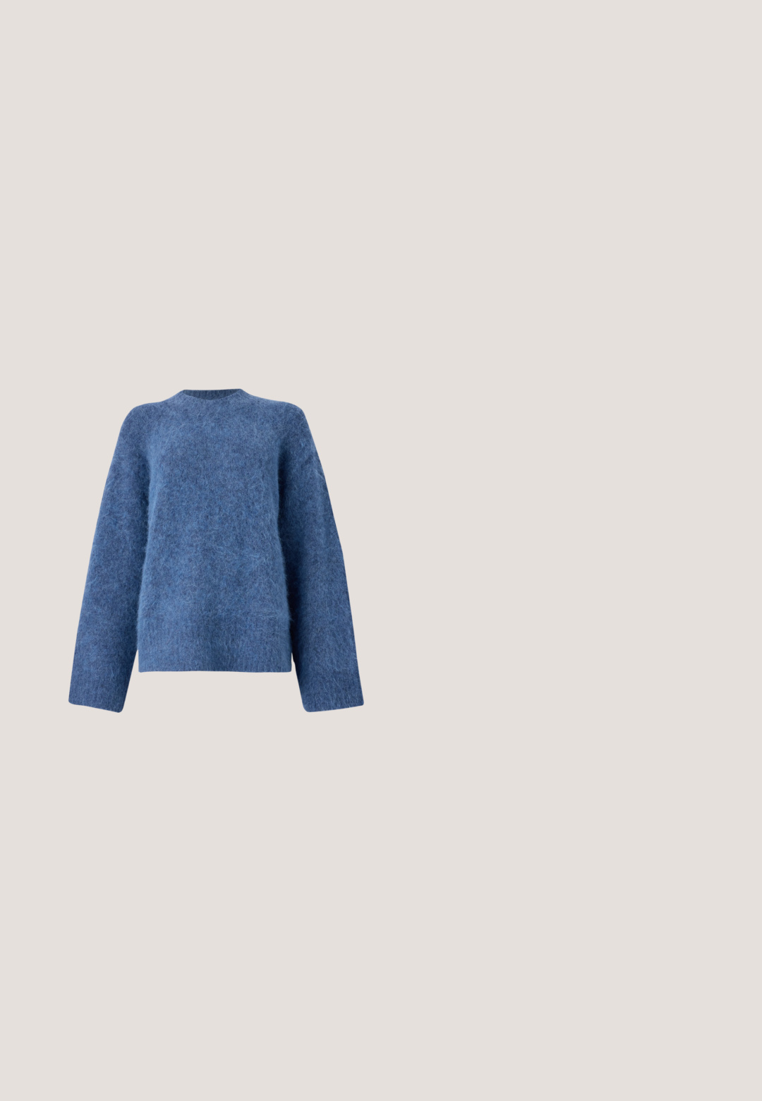 Blå uldtrøje med rund halsudskæring, lange ærmer, løstsiddende pasform og blød tekstur; har en fluffy, let struktureret overflade.; Langærmet satin skjorte i dyb mauve med spids krave og frontknapper, lagt fladt mod en hvid baggrund.; Løse sorte bukser med elastisk talje og snøre, lige brede ben, vist fladt på hvid baggrund.; Brun strækstof ankelstøvle med spids tå og 10 cm stilethæl. Sømdetaljer langs siderne, glat tekstur og ingen synlige lukninger.; Mørkelilla lædertaske med to håndtag og lille guldbrandlogo foran, sat mod en simpel lys baggrund.; Sølvtonet armbånd med en glat metallisk kugle og en hvid perle. Det åbne design giver et minimalistisk udseende med en sart tekstur.