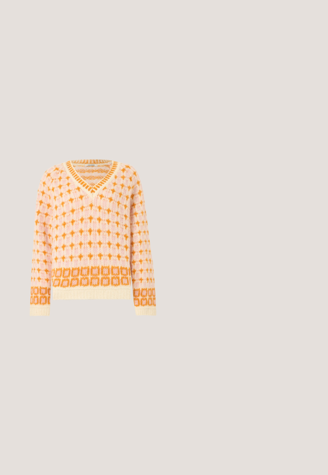 Pull en maille à col en V avec motifs géométriques orange et crème, présentant un design en losange et carré sur le corps et les manches.; Chemise blanche raccourcie à manches longues avec deux grandes poches avant à rabat et un col pointu sur un fond uni.; Pantalon blanc taille haute à jambes larges avec poches avant, passants pour ceinture, fermeture par boutons et poignets pression réglables aux chevilles.; Chaussure plate marron et duveteuse avec une bride Mary Jane et un détail de boucle dorée. Texture douce, bout carré et petit talon bloc. Doublure intérieure lisse.; Sac à épaule en shearling beige avec une poignée incurvée et une forme arrondie. La texture est douce et pelucheuse, avec des accents matériels minimaux.; Boucles d'oreilles en argent avec des accents circulaires en ton or, ornées d'un motif ajouré, mettant en valeur une finition polie et un design moderne et épuré.
