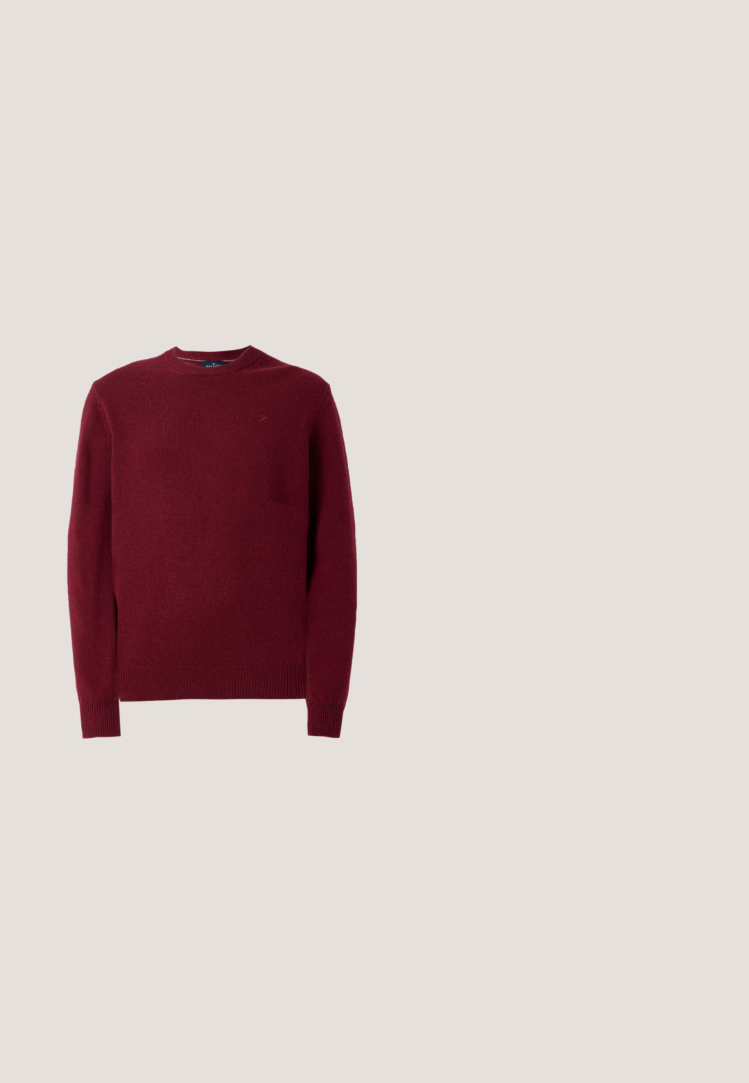 Hackett London CREW - Striktrøje - burgundy red; Mørkebrun jakke med knapper, krave, brystlomme og to nederste forlommer på en ensfarvet lys baggrund.; Grå plisserede formelle bukser med knappet linning og sidelommer, vist mod en ensfarvet baggrund.; Suedemokasiner i tan med mørkebrune accenter, rund tå og blød hvid sål. Har snøre-design og syede detaljer.; Mørkebrun lædermappe med top-håndtag, aftagelig skulderrem og lyseblå lædermærkat, der hænger fra et håndtag.; Brun læderbælte med en glat tekstur, rektangulært sølvmetals spænde og subtil branding på remmen.