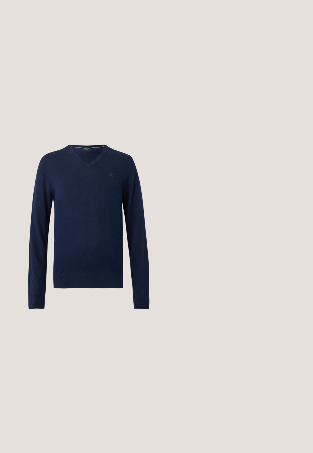 Suéter de manga larga con cuello en V en azul marino, con puños y dobladillo acanalados, que presenta un logo bordado sutil en el lado izquierdo del pecho.; Chaqueta de camisa azul marino hecha de una tela suave, con dos bolsillos en el pecho, un frente abotonado y mangas largas con puños abotonados.; Pantalones casuales azul claro con cordón blanco, cierre de botón y presillas para cinturón, mostrados sobre un fondo blanco liso.; Zapato de ante negro con un perfil bajo, puntera redonda, costuras sutiles y suela de goma. Presenta un cierre con cordones y un diseño minimalista.; Bolso de mano texturizado en azul marino con cierre de cremallera, dos tiradores de cremallera, correa ajustable y diseño plano, apto para uso casual.; Cinturón trenzado navy hecho de material elástico con una punta de cuero. Presenta una hebilla de metal plateado y el logotipo de Lacoste grabado en el cuero.