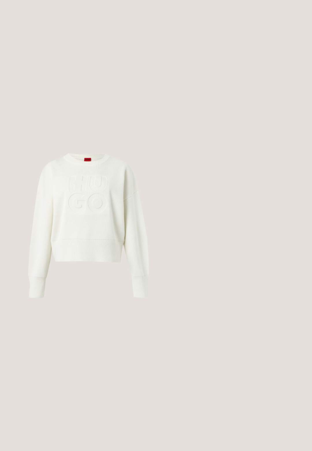 Hvid strikket langærmet sweater med ribbet manchetter og kant, der har hævet "HUGO" tekst på fronten og et rødt mærke ved halsudskæringen.; Hvid bomulds t-shirt med et kursiv, skinnende roseguld "Hugo" logo på forsiden. Standard rund hals og korte ærmer.; Hvide bukser med lige ben, lukning med knap og lynlås, bæltestropper og flere sorte nitter på forsiden af lårområdet.; Sneakers i cremefarve med overdel i ruskind og stof, rundet tå og gummisål med beige detaljer. Snørelukning.; Rektangulær beige håndtaske med sort kant, enkelt sort håndtag, lynlås lukning og sort Hugo logo tag hængende på siden.; Delikat guldkæde med "BOSS" vedhæng i midten, med en lille hummerlås og justerbar kæde med et vedhæng og perle.