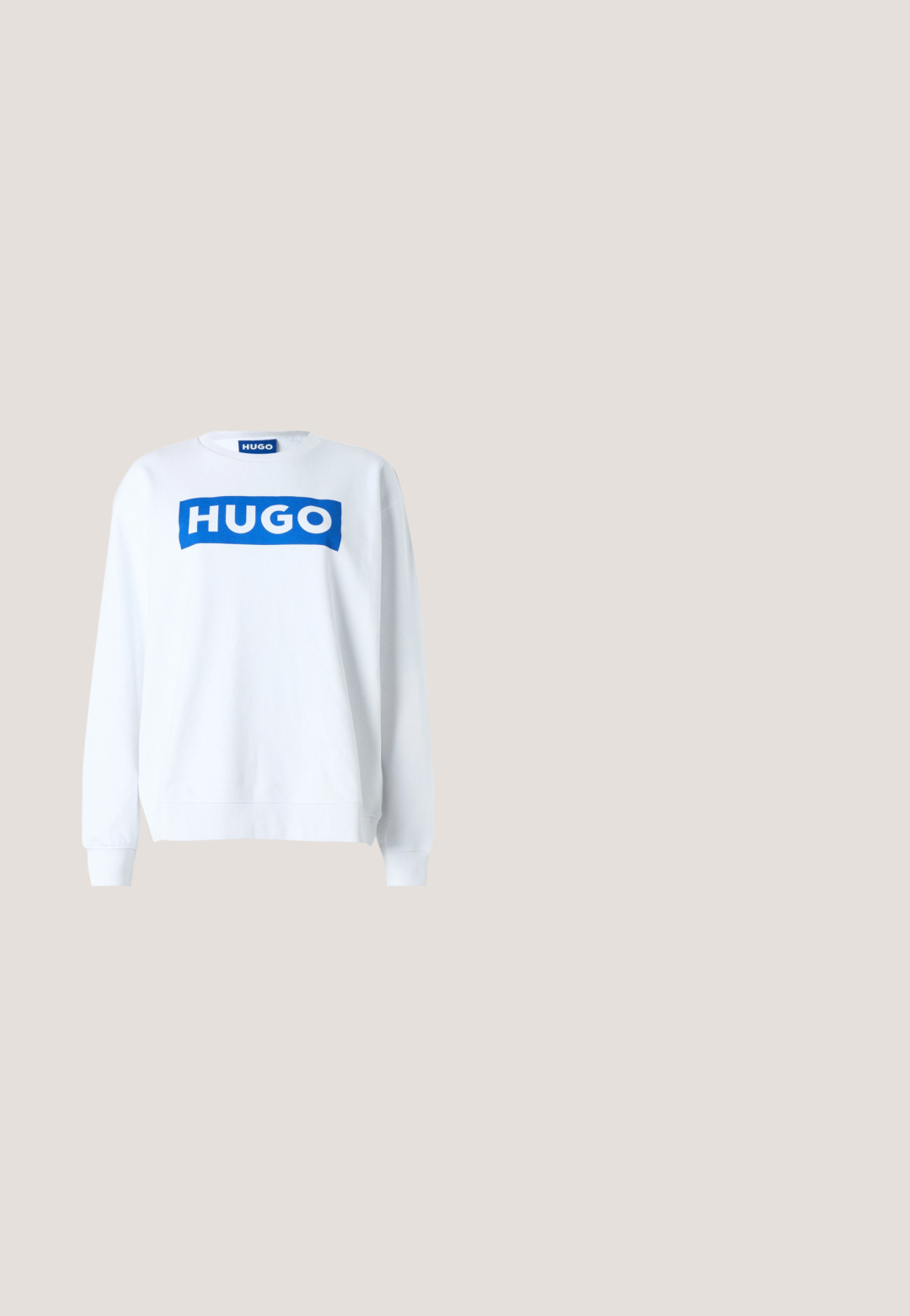 Sweatshirt blanc en mélange de coton avec un logo "HUGO" bleu sur le devant, encolure ras du cou et finitions côtelées aux poignets et à l'ourlet.; Chemise bleue raccourcie avec des rayures verticales blanches, col classique, manches longues et fermeture à boutons ; fabriquée en tissu lisse et léger.; Levi's® BAGGY DAD - Jean baggy - shrink up; Mocassin en cuir noir avec un bout arrondi, une couture discrète et un accent métallique à l'avant. Talon plat avec une finition lisse et brillante.; Sac à épaule en cuir noir avec anse tressée, détail de fermeture éclair dorée et petit logo "HUGO" doré au centre à l'avant.; Boucles d'oreilles en métal doré présentant un design circulaire avec deux sphères, l'une plus grande et texturée, et une petite boule polie en haut.
