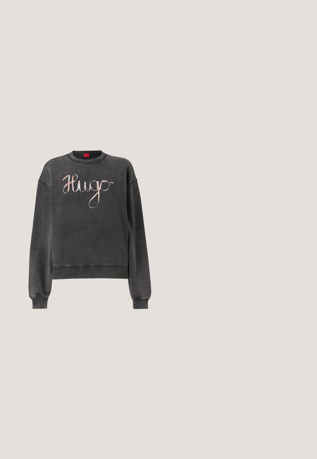 Dunkelgrauer Pullover mit gerippten Bündchen und Saum. Verfügt über ein großes, kursives "Hugo"-Logo in einer kontrastierenden hellen Farbe. Weiche Textur.; Weißes T-Shirt mit kurzen Ärmeln und schwarzen skizzenhaften Zeichnungen von Stadtansichten, Brücken und ikonischen Gebäuden, einschließlich der Freiheitsstatue.; Helle blaue Denim-Jeans mit weitem Bein, die zerfranste Details an den Knien und ein klassisches Fünf-Taschen-Design mit Gürtelschlaufen aufweisen.; Schwarzer High Heel mit spitzer Kappe, glatter Oberfläche und schlankem, geschwungenem Absatz vor einem schlichten hellen Hintergrund.; Schwarze Lederschultertasche mit goldenem Reißverschluss, verstellbarem Riemen mit geknoteten Enden und kleinem goldenen "Coccinelle"-Logo auf der Vorderseite.; Silberner offener Manschettenarmreif mit gravierten Mond- und Sternmotiven auf einer glatten, polierten Oberfläche vor weißem Hintergrund.