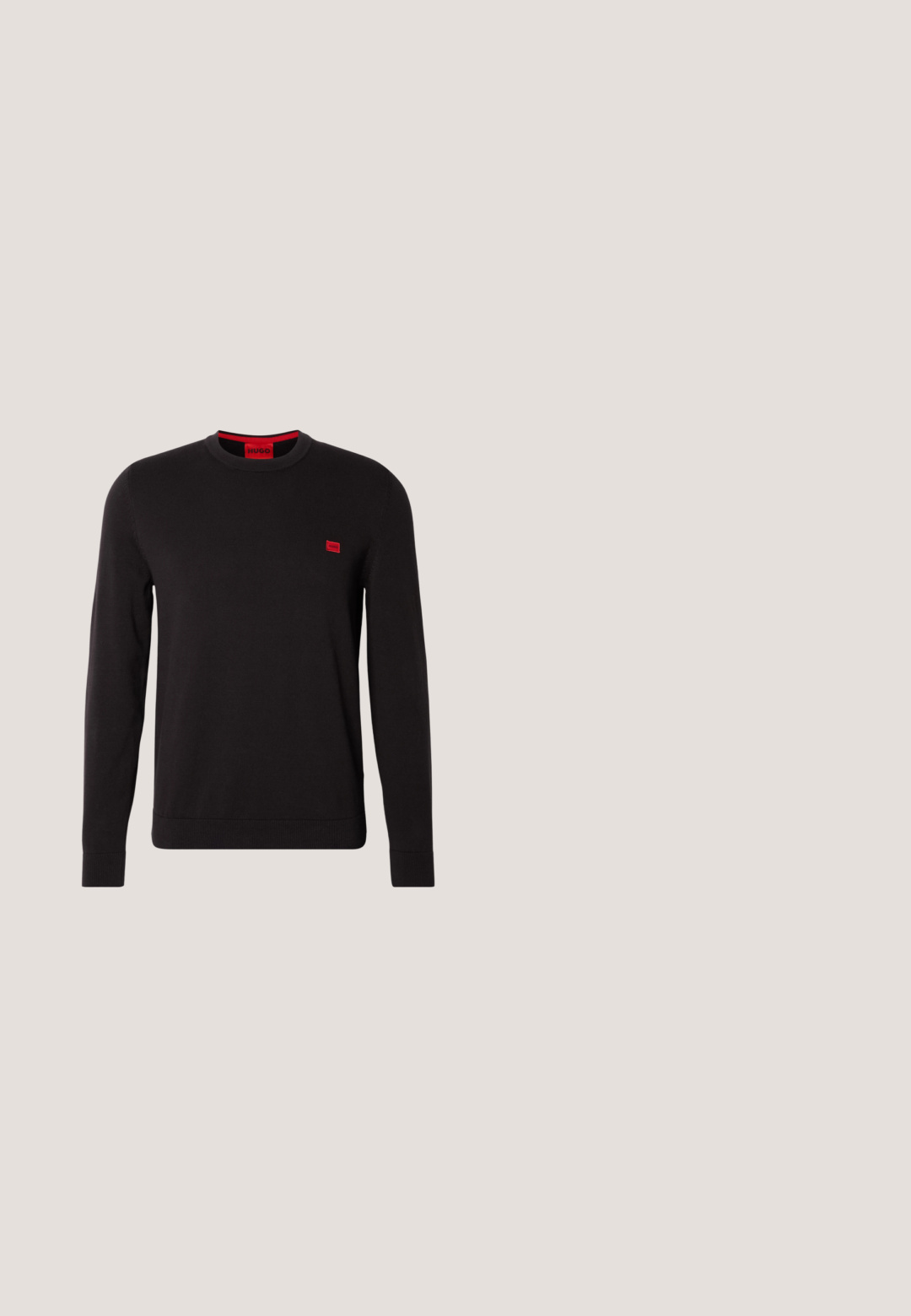 Sort crewneck sweatshirt lavet af blødt stof, med lange ærmer, ribbede manchetter og et lille rødt logo-patch på brystet.; Kortærmet hvid skjorte lavet af glat stof, med krave, knaplukning og en afslappet pasform. Subtil glans tilføjer visuel interesse.; Sorte jeans med lige ben med foran knap- og lynlåslukning, for- og baglommer, vist på en lys ensartet baggrund.; Sort læderankelstøvle med tekstureret sål, elastiske sidepaneler og træksnor på en lysegrå baggrund.; Sort læder duffel taske med to top hanke, en aftagelig skulderrem og en lynlåslomme foran til ekstra opbevaring.; Sort metal kædearmbånd med en sikker karabinhage-lås på en ensfarvet lys baggrund.