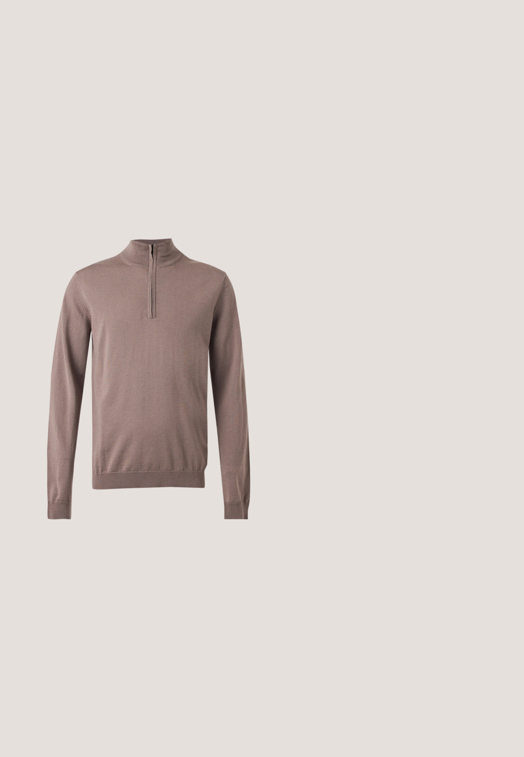 Herren Langarm brauner Pullover mit Viertel-Reißverschluss am Kragen sowie gerippten Bündchen und Saum auf einfarbigem Hintergrund.; Braune Herringbone-Hosen mit schlanker Passform, ausgestattet mit einem Knopfverschluss vorne und seitlichen Taschen, aus strukturiertem Stoff mit einem dezenten Glanz.; Braune Leder-Dressschuhe mit runder Spitze, minimaler Naht und glattem Finish. Verfügt über einen niedrigen Absatz und ein einfaches Schnürdesign.; Braune Krawatte mit weißem und rosa diamantförmigem Blumenmuster auf schlichtem hellem Hintergrund.; Braune Lederaktentasche mit oberen Griffen, silberner Beschlägen und verstellbarem Schulterriemen auf einfachem, hellem Hintergrund.; Brauner Wildledergürtel mit glatter Textur, silberner Metallschnalle und schlichtem Design. Verfügt über ein Lederfutter und Nahtdetails.