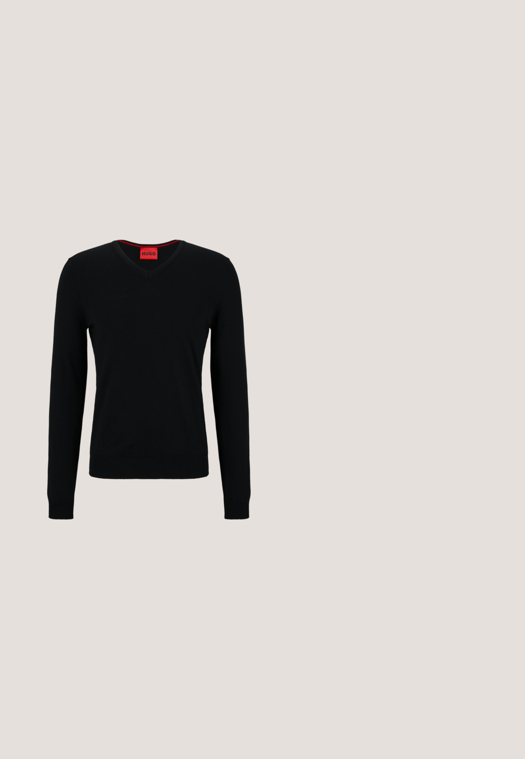 HUGO SAN VREDO - Striktrøje - black; Beige poloshirt med korte ærmer, ribstrikket krave og manchetter, knaplukning samt lille broderet logo på brystet.; Blå denimjeans med lige ben, der har fem lommer, knap- og lynlås-lukning samt subtil falmning langs stoffet.; Beige og hvid sneaker med tan sål og "BOSS" logo, ophængt over en reflekterende glat gulv med glasblokvæg i baggrunden.; Sort læderrygsæk med top håndtag og front lynlomme mærket "BOSS" på ensartet lys baggrund.; Brun ruskindsbælte med en sølvfarvet metalknap, der har et dobbelt tap design og glatte kanter for en elegant finish.