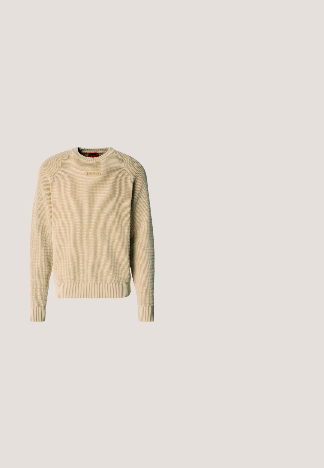 Beiger Strickpullover mit Struktur, langen Ärmeln, gerippten Bündchen und Saum sowie einem kleinen rechteckigen Logo-Patch auf der Brust.; BOSS CRAIG - Hemd - medium beige; Beige Chinos mit geradem Bein, aus weichem Stoff gefertigt. Verfügt über Fronttaschen, einen Knopfverschluss und dezente Nähte.; Hellbrauner Chelsea-Stiefel aus Wildleder mit elastischen Seitenpaneelen, Zuglasche an der Ferse und Gummisohle.; Schwarze Leder-Umhängetasche mit vorderer Reißverschlusstasche und verstellbarem Riemen auf weißem einfarbigem Hintergrund.; Halskette aus goldfarbenem Metall mit gedrehtem Design, glatter Oberfläche und sicherem Verschluss, die eine durchgehende Kettenform aufweist.