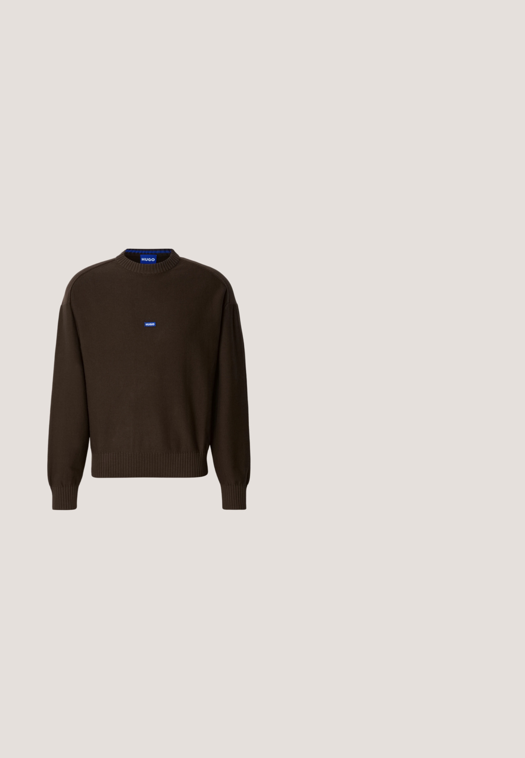 Suéter de punto marrón con cuello redondo, puños y dobladillo acanalados, y un pequeño logo azul "HUGO" en el pecho. Textura lisa en toda la prenda.; Camisa blanca de manga larga con botones, con delgadas rayas verticales negras, dos bolsillos frontales en el pecho con botones y un cuello puntiagudo.; Chinos beige de algodón con una textura suave. Incluyen un cierre de botón, pasadores para cinturón y se estrechan hacia el tobillo.; Botín Chelsea de ante beige con panel elástico lateral marrón oscuro y lengüeta, mostrado flotando sobre suelo pulido reflectante en interiores.; Maletín de cuero marrón con asas superiores, herrajes plateados y correa de hombro ajustable sobre un fondo claro y liso.; Collar de metal dorado con un diseño retorcido, textura suave y un cierre seguro, que presenta una forma de cadena continua.