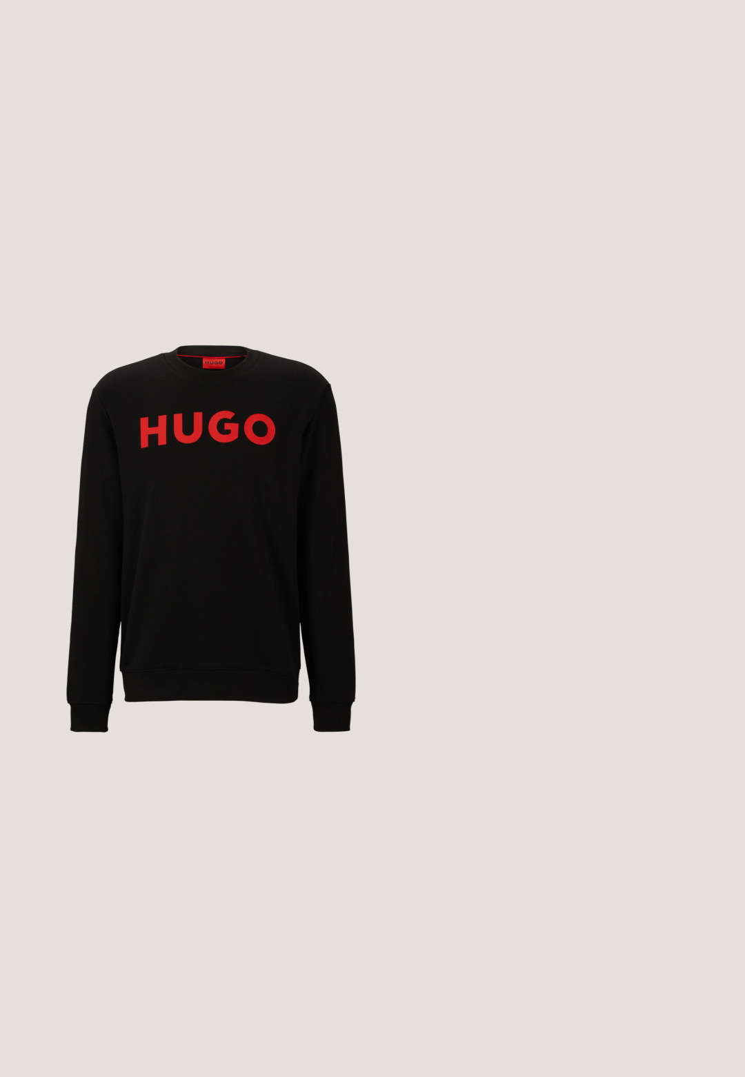 Čierna mikina s výrazným červeným nápisom "HUGO" na hrudi. Dlhé rukávy s rebrovanými manžetami a klasický okrúhly výstrih.; Červené bavlnené tričko s okrúhlym výstrihom, krátkymi rukávmi a čiernym logom "HUGO" na prednej strane. Hladká textúra a voľný strih.; Čierne tepláky s elastickým pásom, červenými zipsami ako akcentmi a výrazným vyšitým logom na ľavom stehne. Hladká textúra, zúžený strih.; Čierna nízka teniska s čiernou podrážkou, čiernymi šnúrkami, červenými sťahovacími pútkami a veľkým čiernym nápisom "HUGO" na boku.; Čierne obdĺžnikové slnečné okuliare s tmavočervenými sklami, s matným povrchom a červeným logo na ramene. Pevný plastový rám.; Čierna látková ľadvinka s dvoma vreckami na zips a červenou obdĺžnikovou nášivkou s nápisom HUGO na prednej strane.