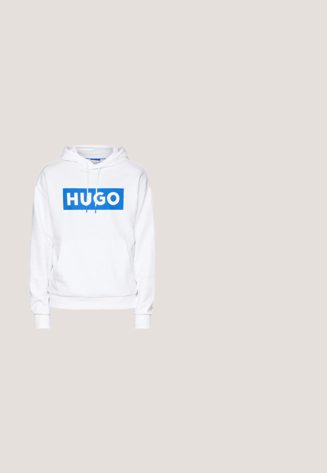 Haut à capuche blanc avec une poche kangourou à l'avant, arborant un graphique rectangulaire bleu avec "HUGO" en lettres blanches en gras. Cordon de serrage au niveau de la capuche.; T-shirt blanc à manches courtes et col rond avec un petit logo rectangulaire bleu "HUGO" centré sur la poitrine.; Pantalons de survêtement noirs en tissu doux, avec une taille à cordon, coupe slim et un patch logo rouge sur la cuisse gauche.; Baskets blanches de sport au design lisse et moulé avec des semelles texturées, assorties à un jean en denim bleu clair, ample.; Trousse de toilette en nylon noir avec une fermeture éclair sur le dessus, design plat, petite poignée, et un logo rectangulaire rouge bien visible portant l'inscription "HUGO."; Boutons de manchette carrés avec une surface en émail noir lisse, encadrés de métal argenté brillant. Arrières arrondis pour un maintien sécurisé.